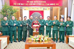 Lực lượng vũ trang tỉnh Xiangkhouang (Lào) tặng quà, chúc Tết Ất Tỵ 2025 Bộ đội Biên phòng Nghệ An