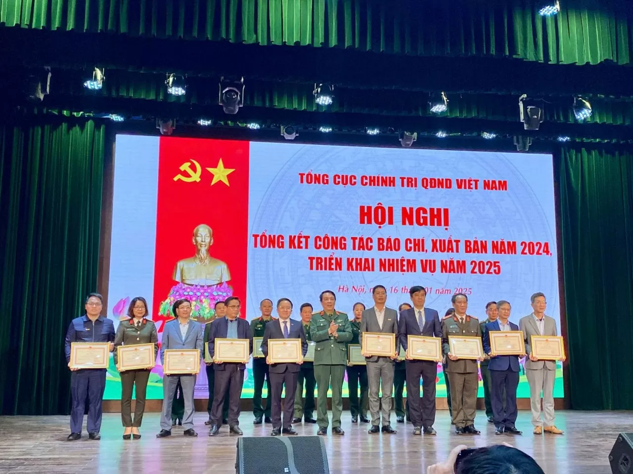 Báo Thế giới và Việt Nam vinh dự nhận Bằng khen của Chủ nhiệm Tổng cục Chính trị QĐND Báo Thế giới và Việt Nam vinh dự nhận Bằng khen của Chủ nhiệm Tổng cục Chính trị QĐND