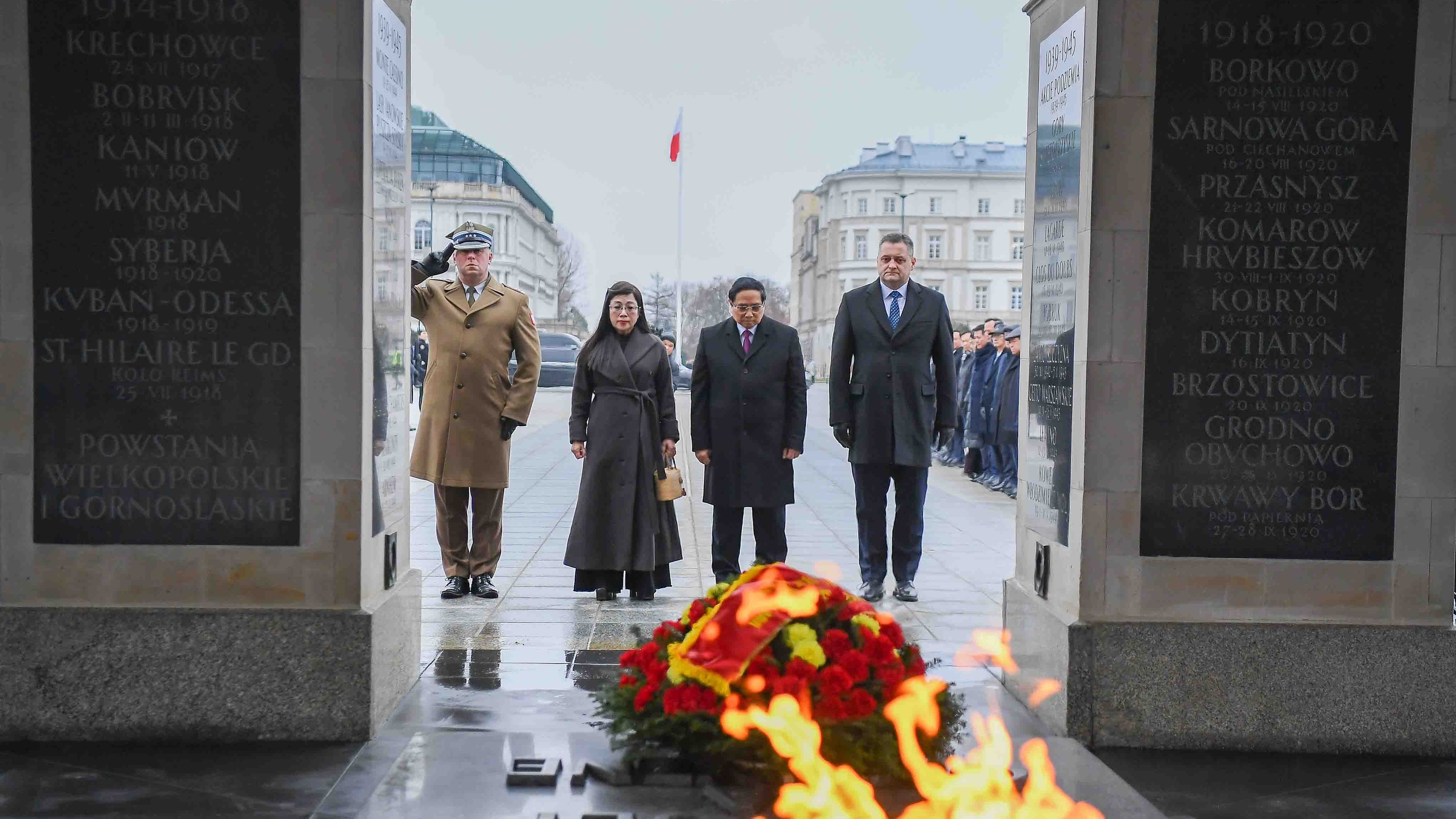 thu tuong pham minh chinh va phu nhan dat vong hoa tuong niem cac liet si vo danh tai ba lan