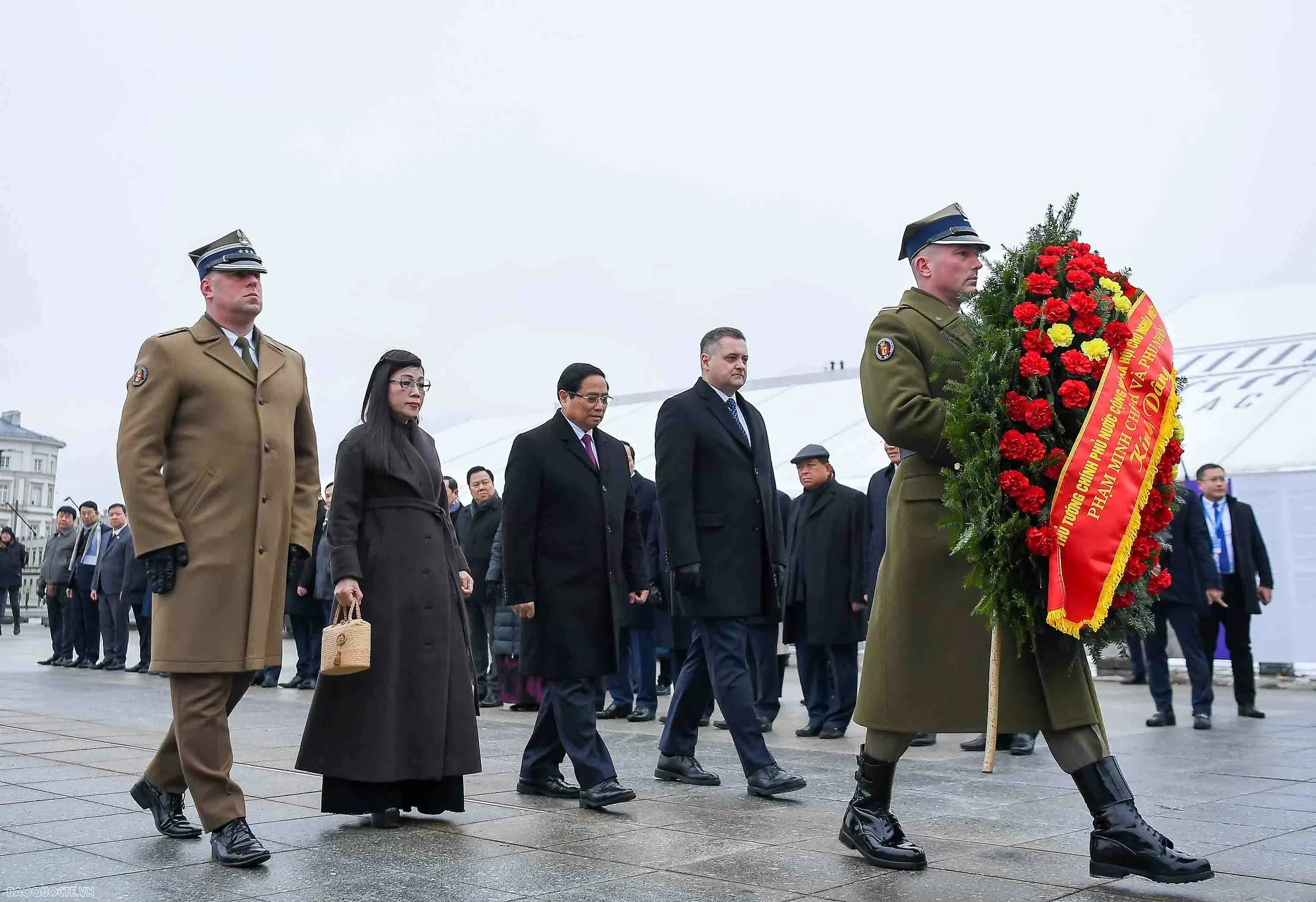 Thủ tướng Phạm Minh Chính và Phu nhân đặt vòng hoa tưởng niệm các liệt sĩ vô danh tại Ba Lan Thủ tướng Phạm Minh Chính và Phu nhân đặt vòng hoa tưởng niệm các liệt sĩ vô danh tại Ba Lan
