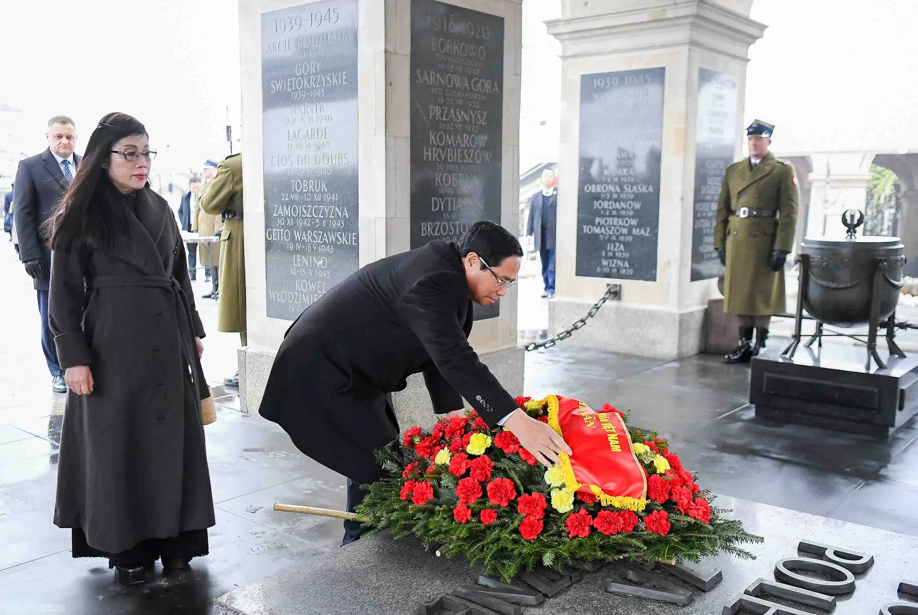 Thủ tướng Phạm Minh Chính và Phu nhân đặt vòng hoa tưởng niệm các liệt sĩ vô danh tại Ba Lan