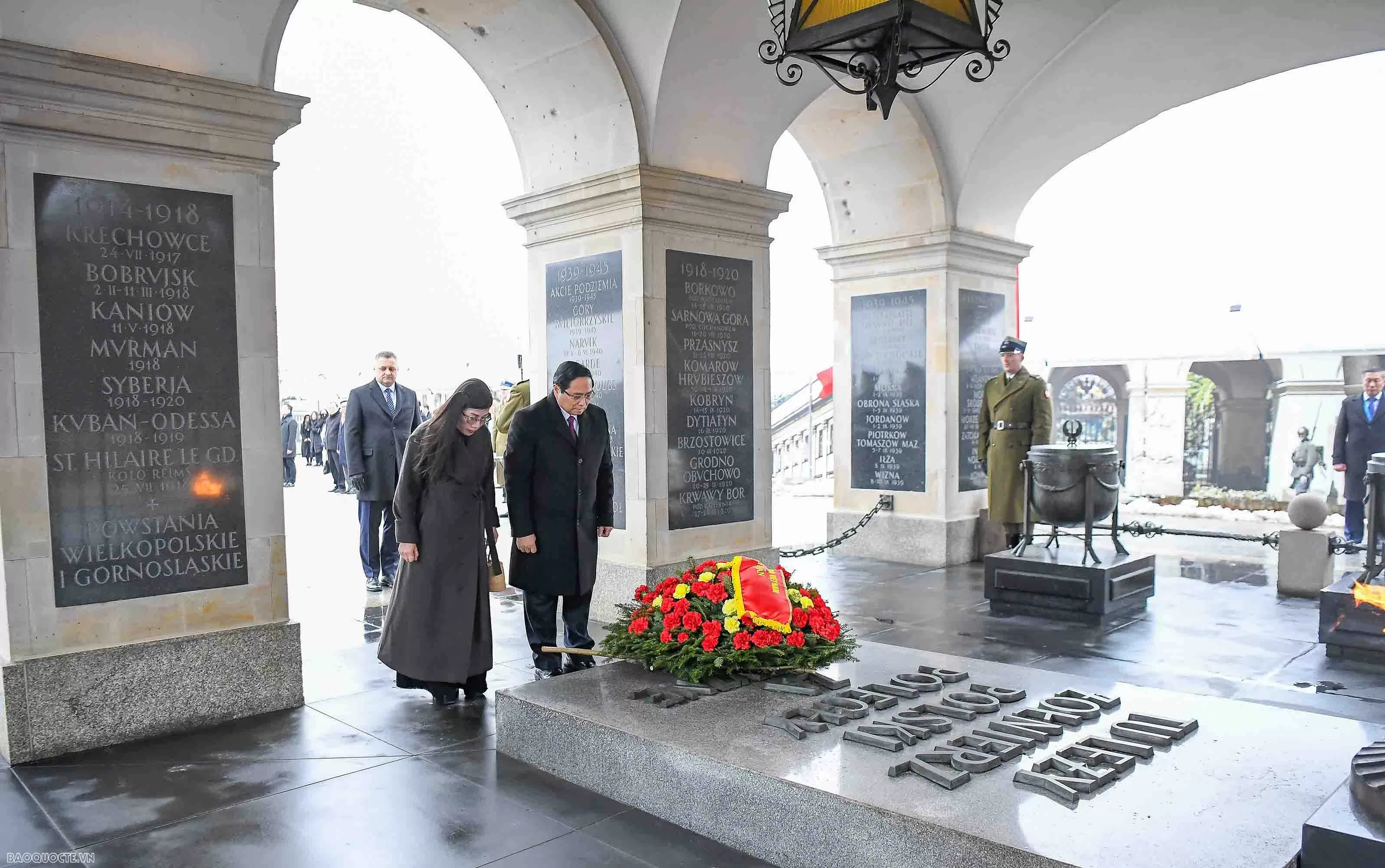 Thủ tướng Phạm Minh Chính và Phu nhân đặt vòng hoa tưởng niệm các liệt sĩ vô danh tại Ba Lan Thủ tướng Phạm Minh Chính và Phu nhân đặt vòng hoa tưởng niệm các liệt sĩ vô danh tại Ba Lan