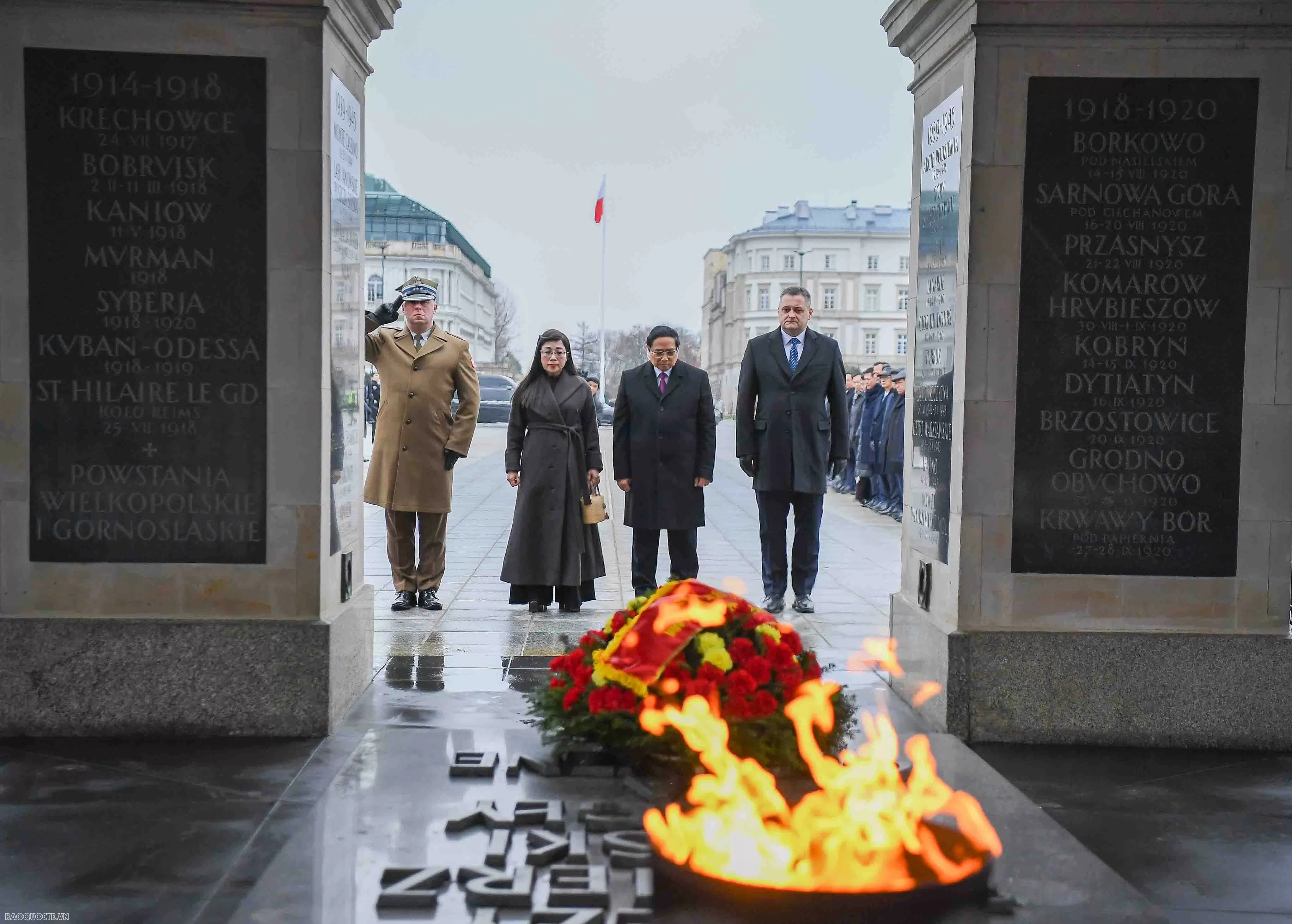 Thủ tướng Phạm Minh Chính và Phu nhân đặt vòng hoa tưởng niệm các liệt sĩ vô danh tại Ba Lan