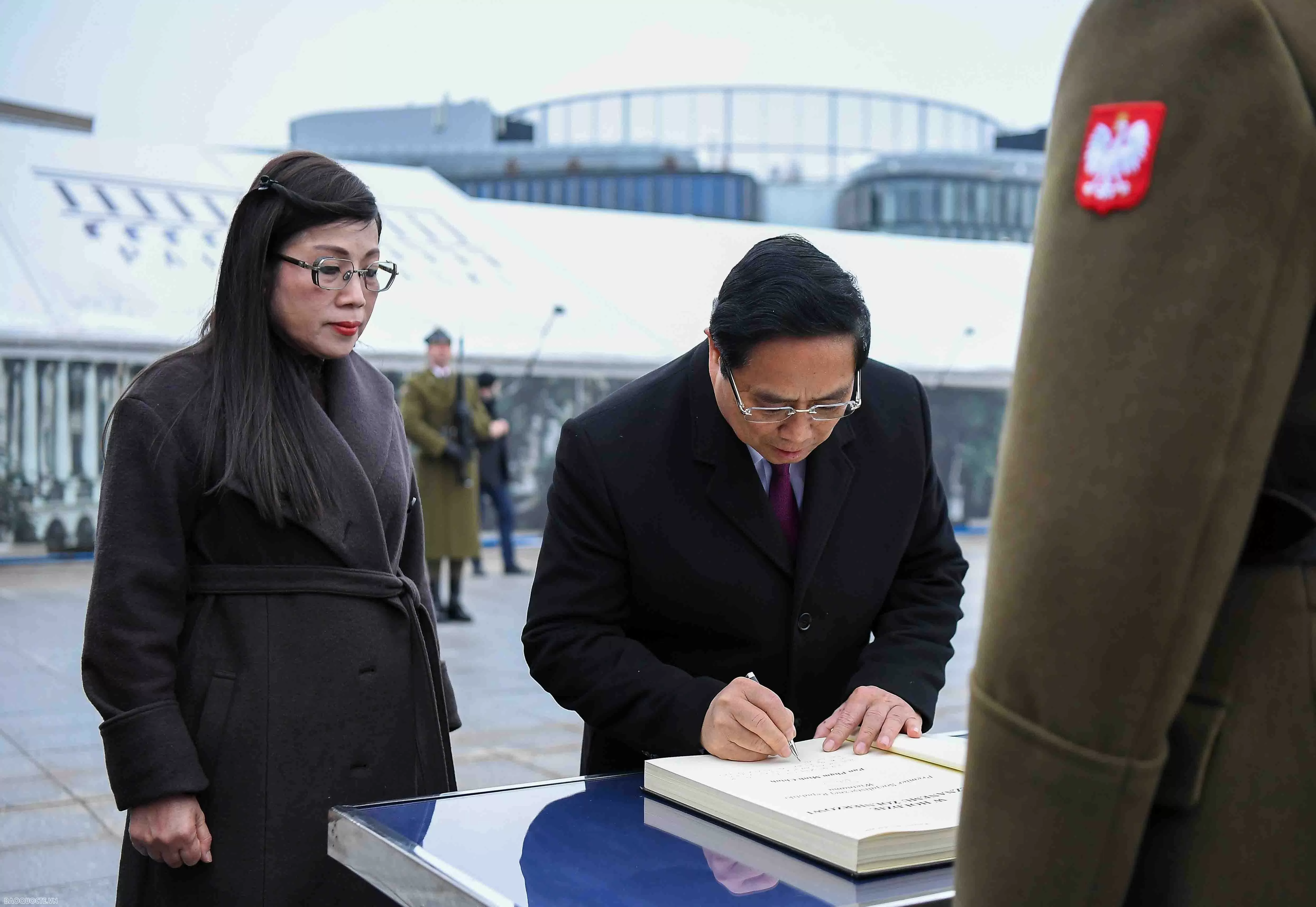 Thủ tướng Phạm Minh Chính và Phu nhân đặt vòng hoa tưởng niệm các liệt sĩ vô danh tại Ba Lan