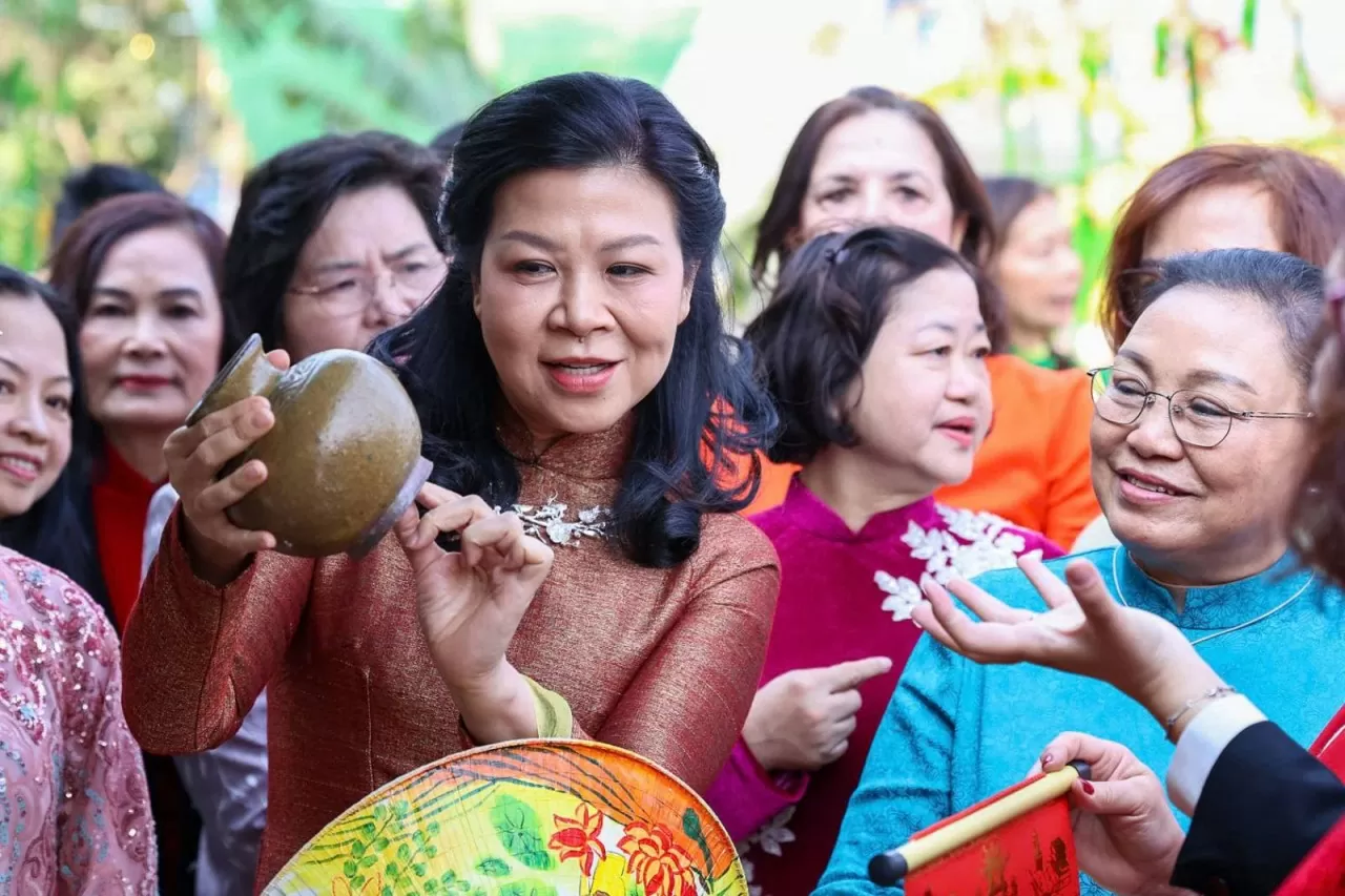 Phu nhân Ngô Phương Ly tự tay gói bánh chưng, xin câu đối nhân dịp Tết Nguyên đán 2025