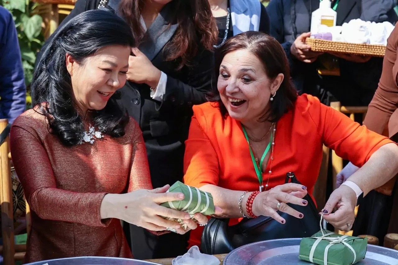 Phu nhân Ngô Phương Ly tự tay gói bánh chưng, xin câu đối nhân dịp Tết Nguyên đán 2025