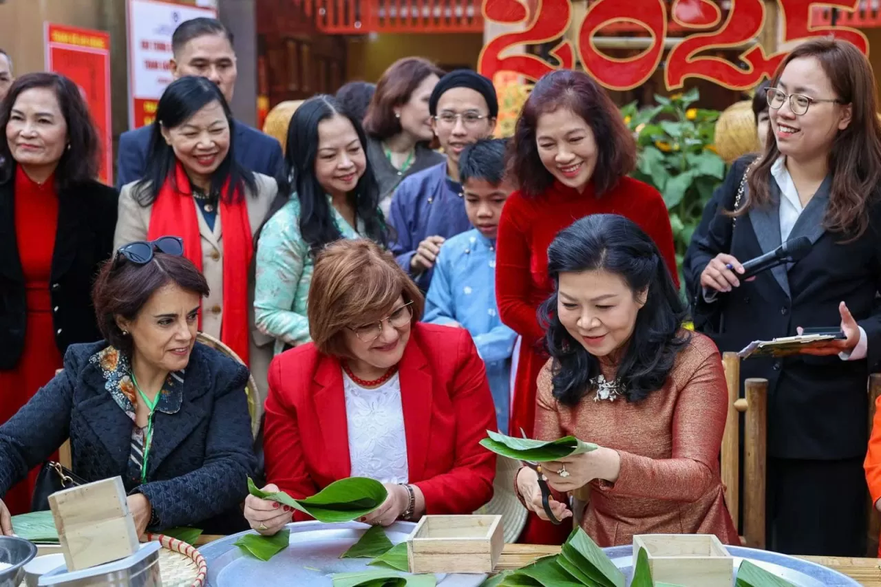 Phu nhân Ngô Phương Ly tự tay gói bánh chưng, xin câu đối nhân dịp Tết Nguyên đán 2025
