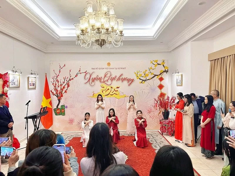 Đại sứ quán Việt Nam tại Cô-oét tổ chức đón Tết Ất Tỵ mừng Xuân 2025 cho cộng đồng người Việt Nam ở sở tại