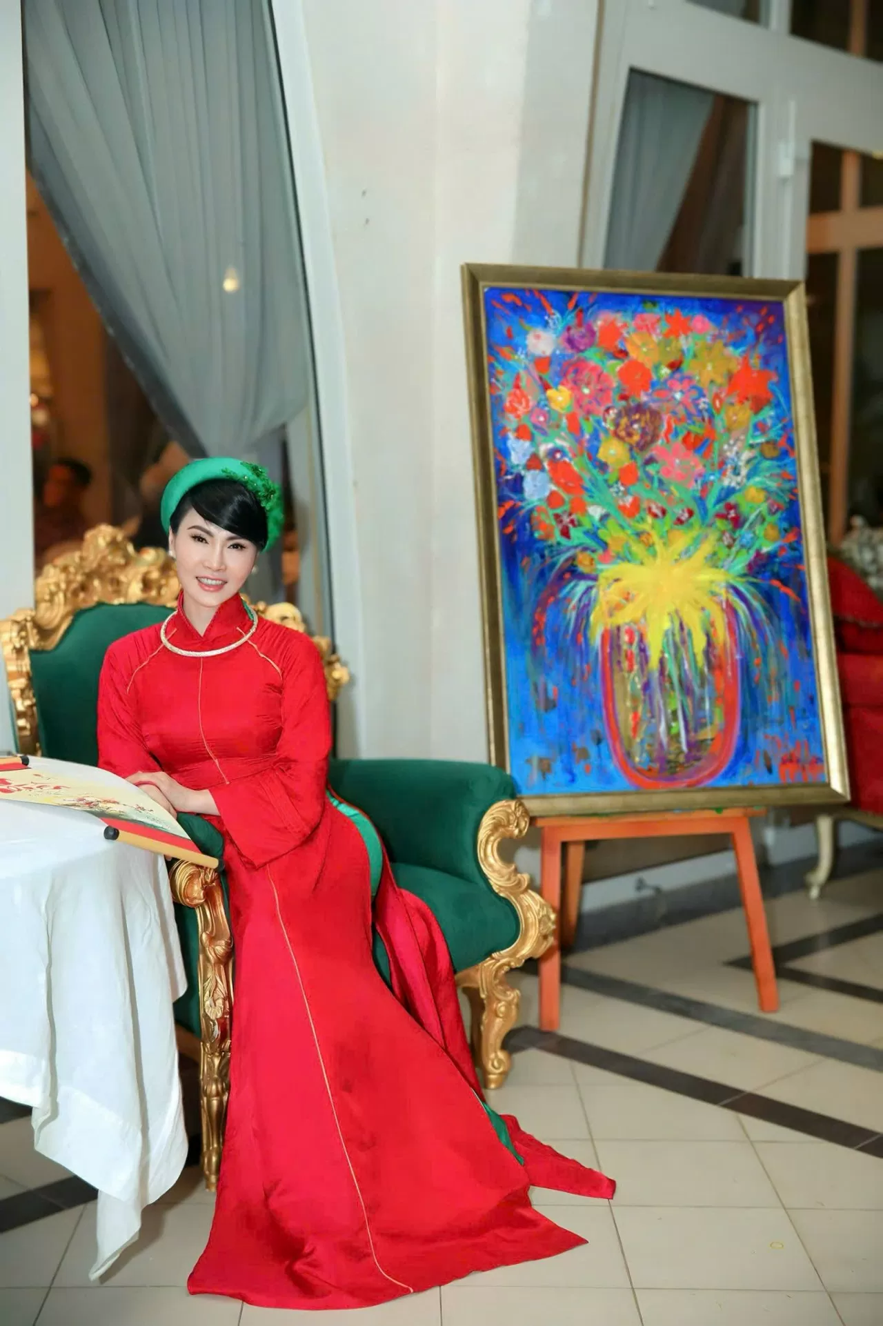 Ngày Xuân đi hội ông Đồ… cũng là một bộ áo dài đỏ mang không khí hội hè, chút hồng đỏ may mắn hanh thông, nhưng với tà áo hiện đại, điểm chút cách điệu ở cổ và vai, thân áo ôm trọn đường cong cơ thể, nàng đã sẵn sàng cùng chị em xuống phố xin chữ ông Đồ đ
