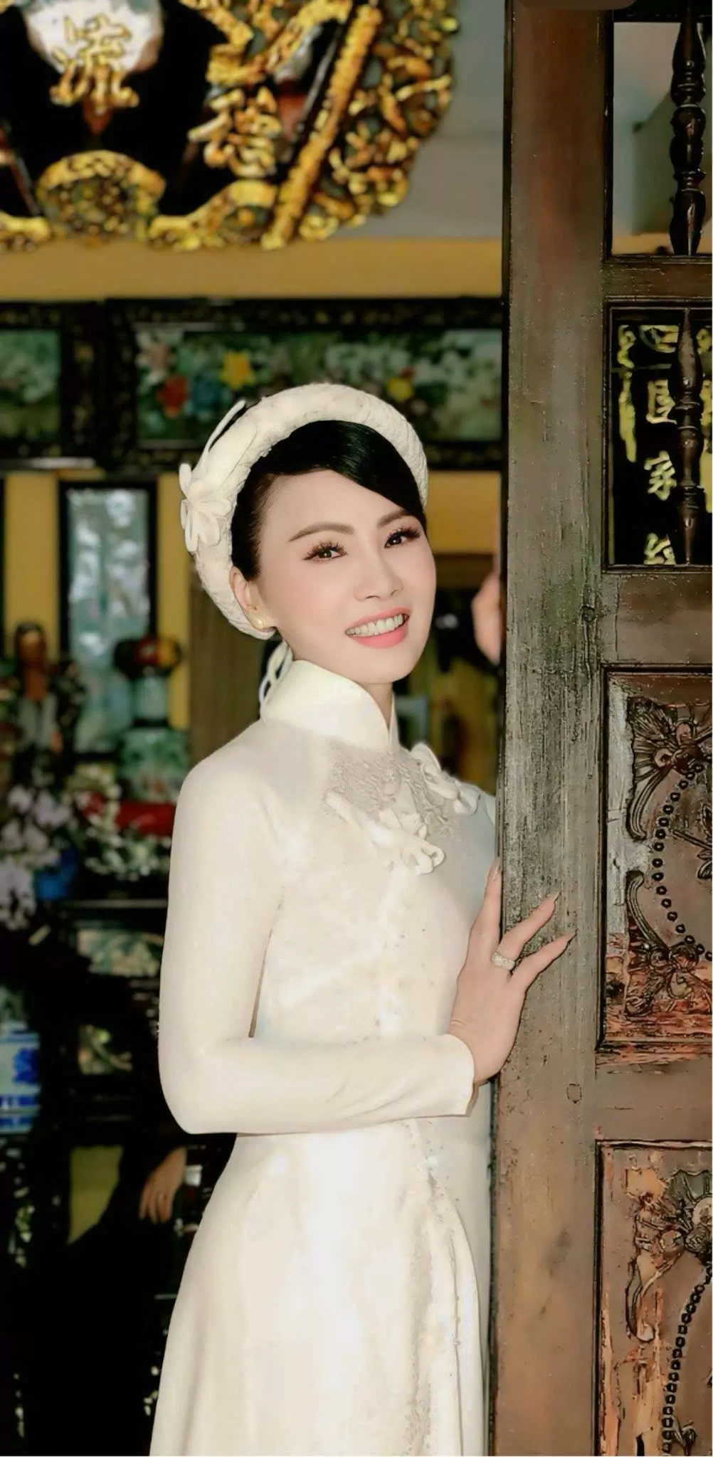 Tà áo dài thướt tha, nhẹ nhàng với tone màu patel nhã nhặn như hồng phấn, trắng ngà giúp cho người phụ nữ thanh lịch trong không gian nghiêm trang mà gần gũi đó. Đi chùa cầu may cùng người thân, gia đình là nét đẹp truyền thống của mỗi người con đất Việt ngàn năm lịch sử mỗi độ Xuân về trên mảnh đất quê hương. Tà áo dài thướt tha, nhẹ nhàng với tone màu patel nhã nhặn như hồng phấn, trắng ngà giúp cho người phụ nữ thanh lịch trong không gian nghiêm trang mà gần gũi đó. Đi chùa cầu may cùng người thân, gia đình là nét đẹp truyền thống của mỗi người con đất Việt