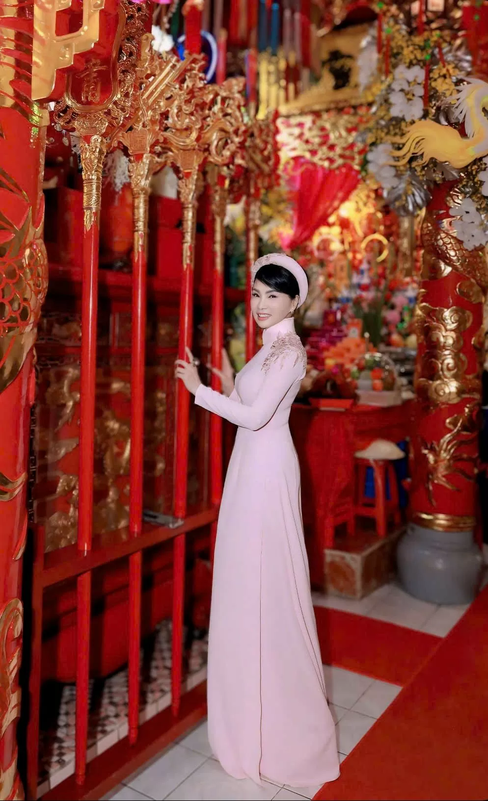 Xuân không chỉ ngoài phố, mà Xuân còn in dấu lên cả những ngôi chùa cầu an – an gia phú quý. Sự cổ kính, uy nghiêm của những ngôi chùa hàng trăm năm tuổi, sơn son thiếp vàng lại trở nên lung linh mỗi độ Xuân về bởi Xuân đã khoác lên nhân gian một khung tr