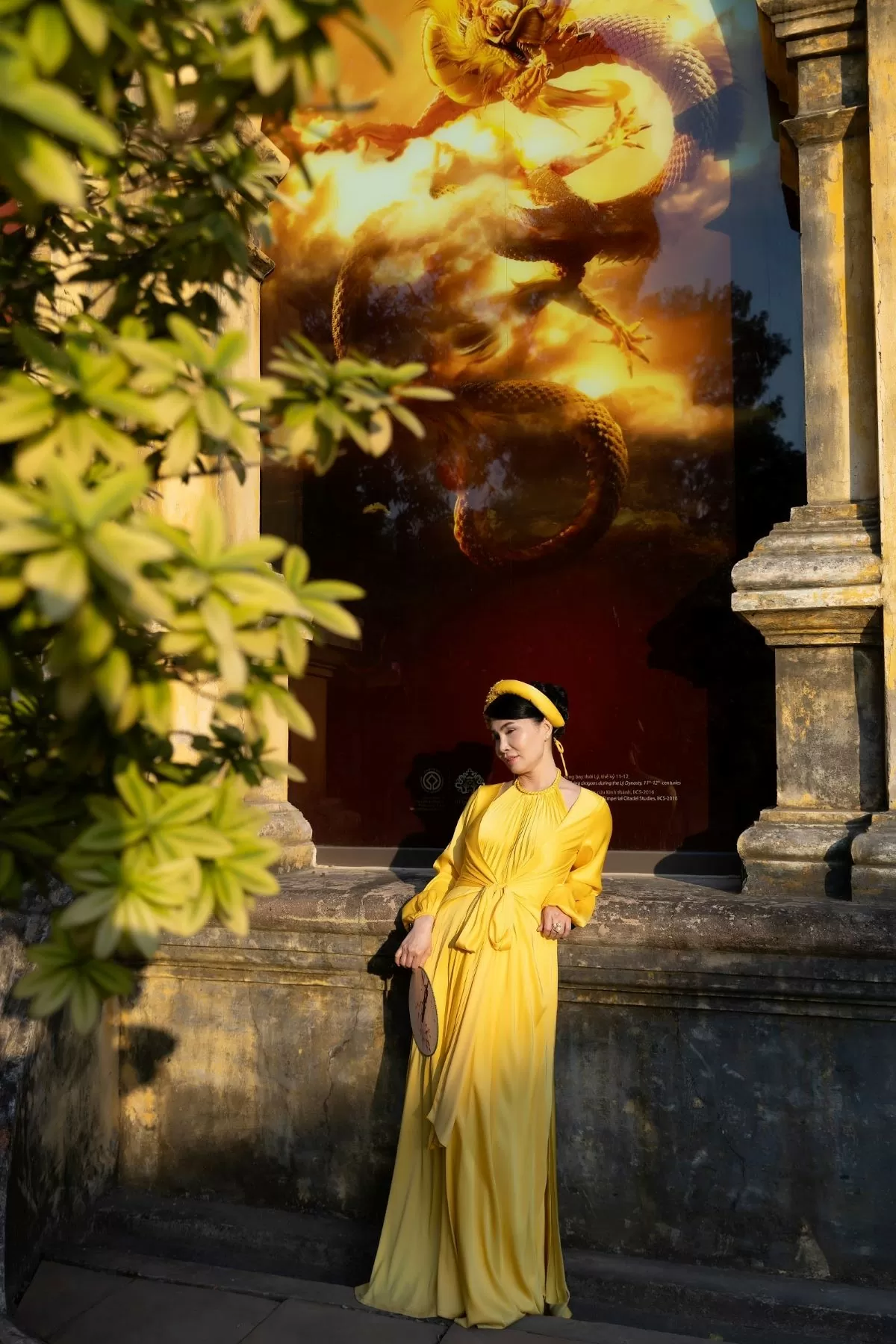 Trong những ngày đất trời như giao hoà làm một của Năm mới, doanh nhân Jenny Lê sẽ cùng bạn bè du Xuân, ghi lại cho mình những bức ảnh thật đẹp làm kỉ niệm, và thiết kế từ Lydia Trần Ngọc sẽ giúp chị toả sáng theo cách của mình. Màu vàng cung đình hoà vào