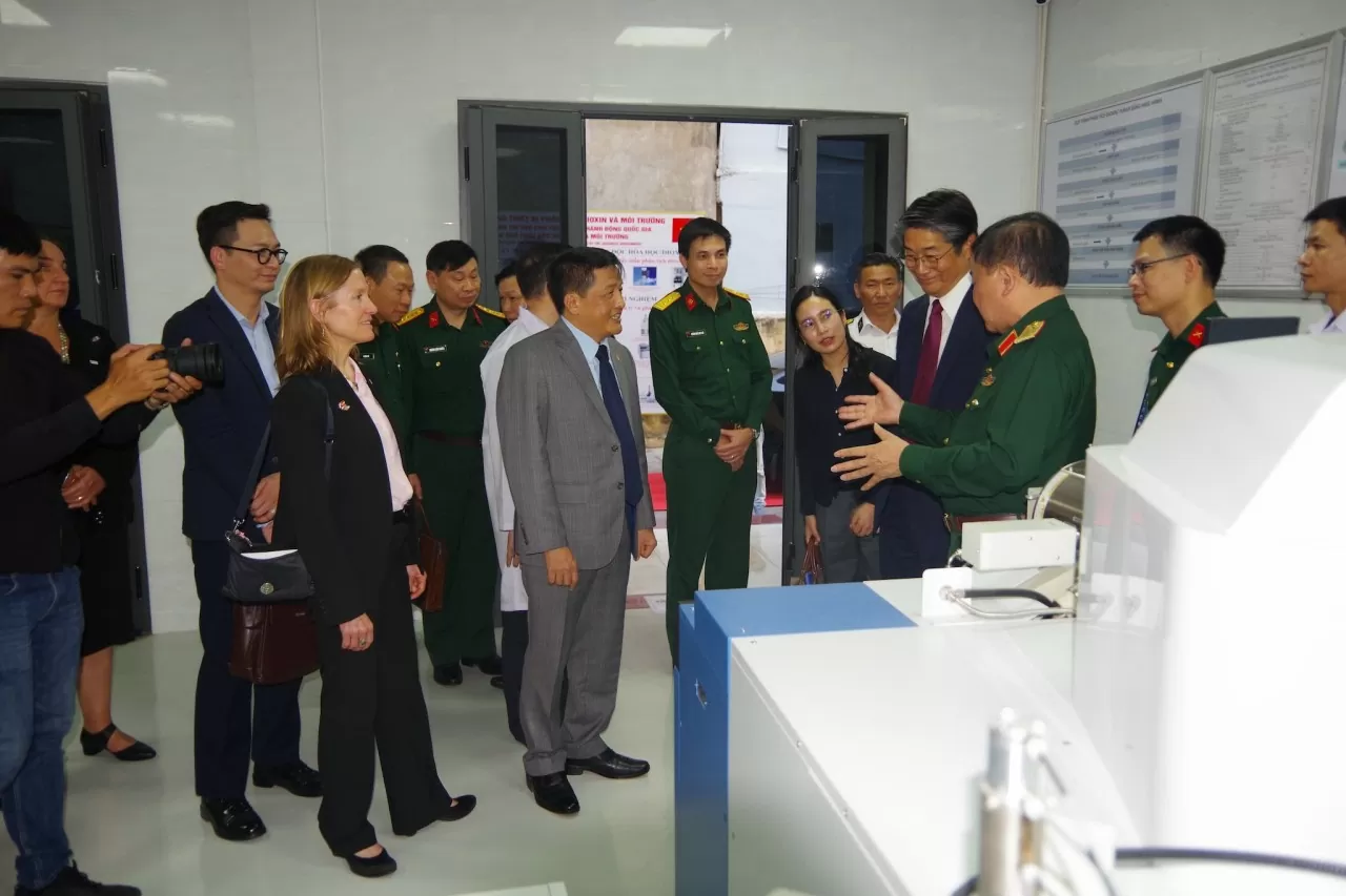 Binh chủng Hóa học tiếp nhận trang thiết bị phân tích dioxin và môi trường do Chính phú Nhật Bản tài trợ