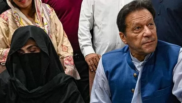 Cựu Thủ tướng Imran Khan và vợ Bibi, đã phải ngồi tù 14 và bảy năm sau khi bị kết tội tham nhũng. (Nguồn: AFP)