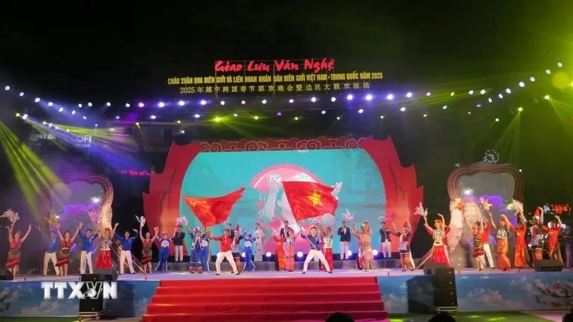 Tối 16/1, tại Quảng trường Đinh Lễ, thành phố Lào Cai, tỉnh Lào Cai diễn ra Chương trình Giao lưu văn nghệ chào Xuân qua biên giới và Liên hoan nhân dân biên giới Việt Nam-Trung Quốc năm 2025. Tối 16/1, tại Quảng trường Đinh Lễ, thành phố Lào Cai, tỉnh Lào Cai diễn ra Chương trình Giao lưu văn nghệ chào Xuân qua biên giới và Liên hoan nhân dân biên giới Việt Nam-Trung Quốc năm 2025.