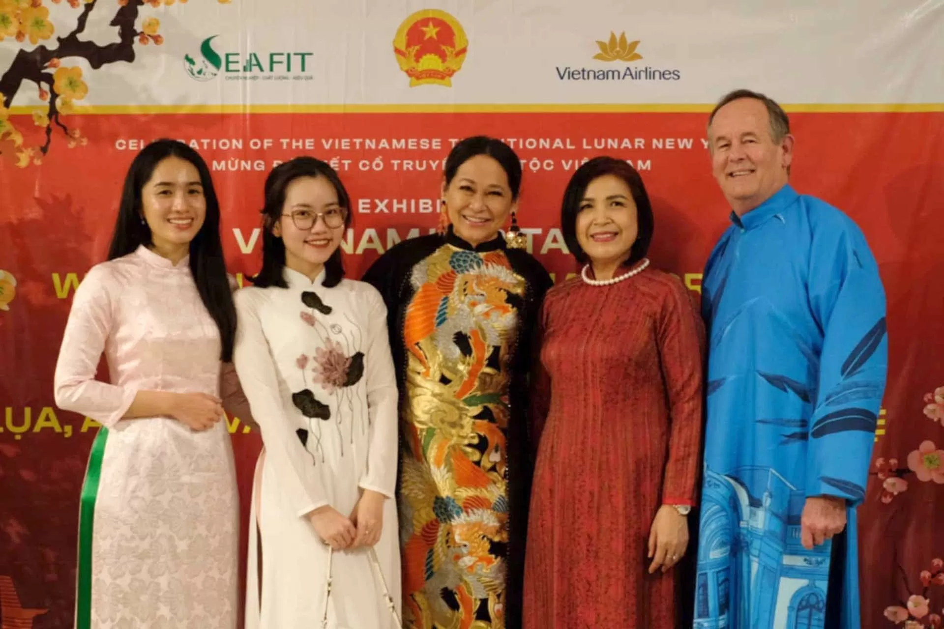 Lụa, áo dài và thủ công mỹ nghệ: Kết nối tinh hoa văn hóa Việt với thế giới từ San Francisco Lụa, áo dài và thủ công mỹ nghệ: Kết nối tinh hoa văn hóa Việt với thế giới từ San Francisco