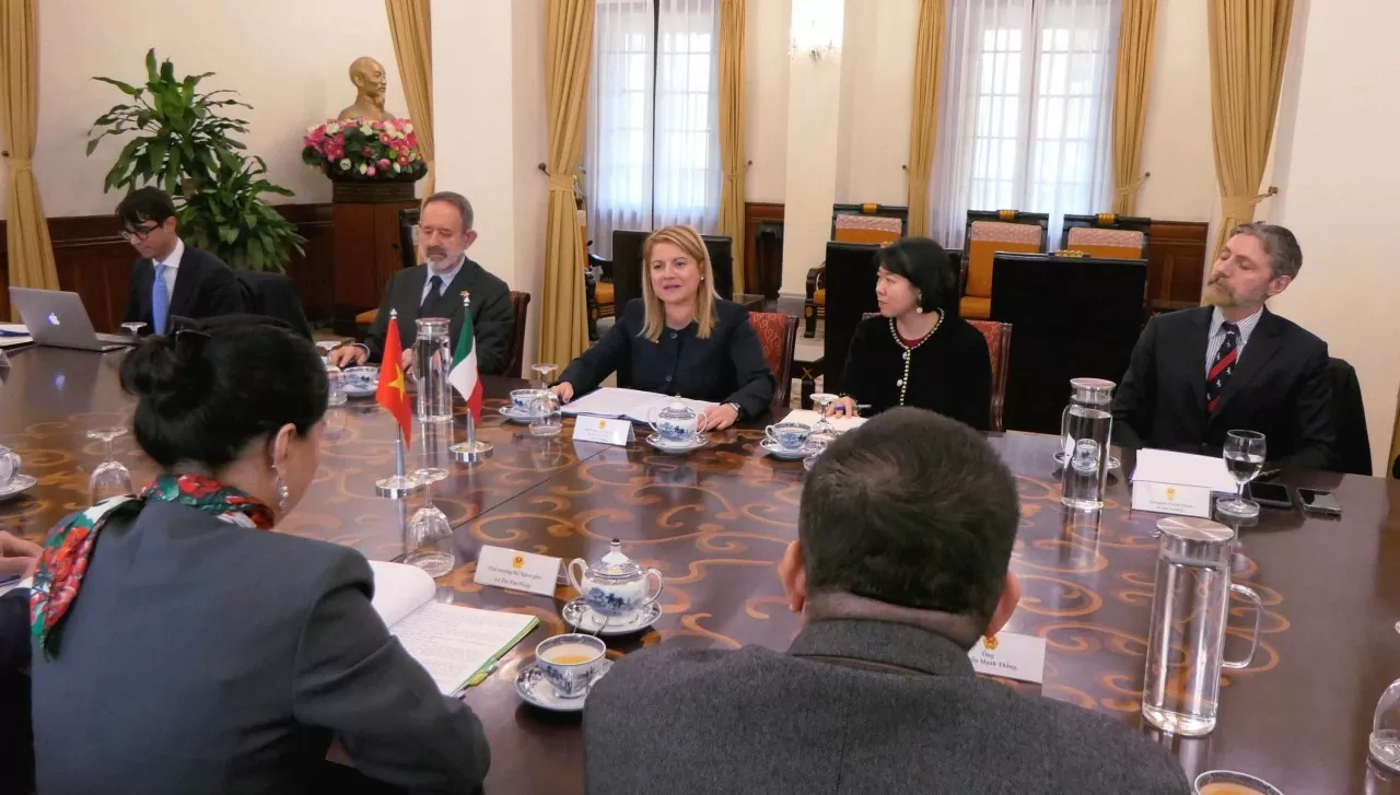 Thứ trưởng Maria Tripodi đánh giá cao các cam kết mạnh mẽ của Việt Nam tại COP26 và nhất trí cùng Việt Nam và các đối tác JETP khác thúc đẩy các dự án cụ thể giúp Việt Nam ứng phó với biến đổi khí hậu, đặc biệt tại vùng Đồng bằng sông Cửu Long. (Ảnh: Thành Long) Thứ trưởng Maria Tripodi đánh giá cao các cam kết mạnh mẽ của Việt Nam tại COP26 và nhất trí cùng Việt Nam và các đối tác JETP khác thúc đẩy các dự án cụ thể giúp Việt Nam ứng phó với biến đổi khí hậu, đặc biệt tại vùng Đồng bằng sông Cửu Long. (Ảnh: Thành Long)