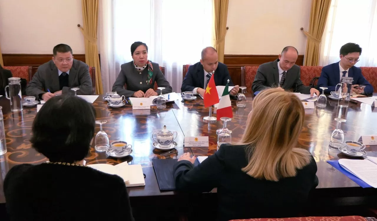 Thứ trưởng Lê Thị Thu Hằng khẳng định Việt Nam coi trọng đẩy mạnh toàn diện quan hệ Đối tác chiến lược Việt Nam - Italia, mong muốn cùng Italia đóng góp vào sự nghiệp xây dựng hòa bình, ổn định tại khu vực và trên thế giới và chung tay giải quyết các thách thức chung toàn cầu. (Ảnh: Thành Long)