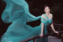 Sao Việt: Lý Nhã Kỳ đăng ảnh gợi cảm; BTV Hoài Anh dịu dàng nên thơ