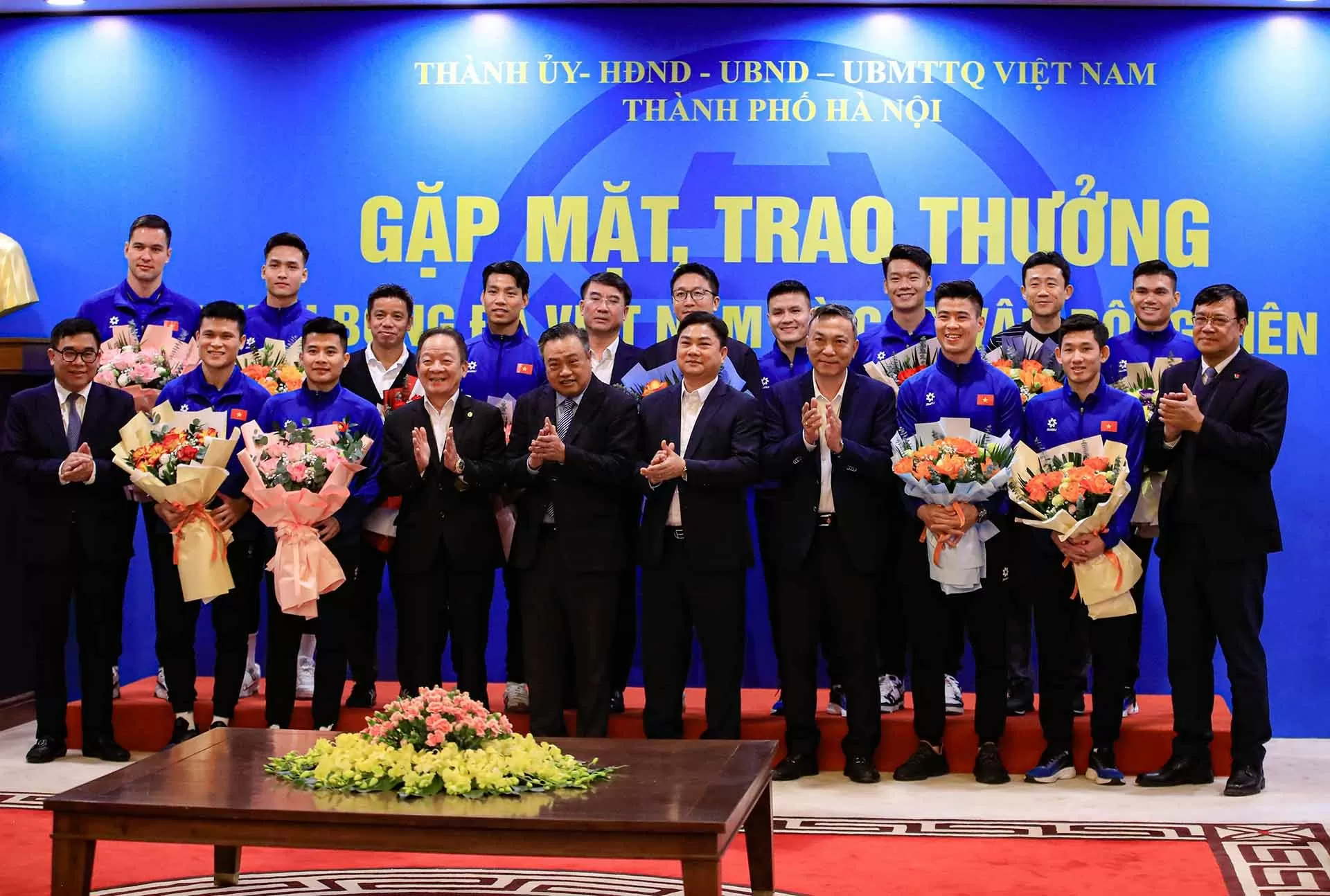 Bầu Hiển thưởng 4,4 tỷ đồng cho cầu thủ CLB Hà Nội và Công an Hà Nội sau chức vô địch ASEAN Cup 2024 Bầu Hiển thưởng 4,4 tỷ đồng cho cầu thủ CLB Hà Nội và Công an Hà Nội sau chức vô địch ASEAN Cup 2024