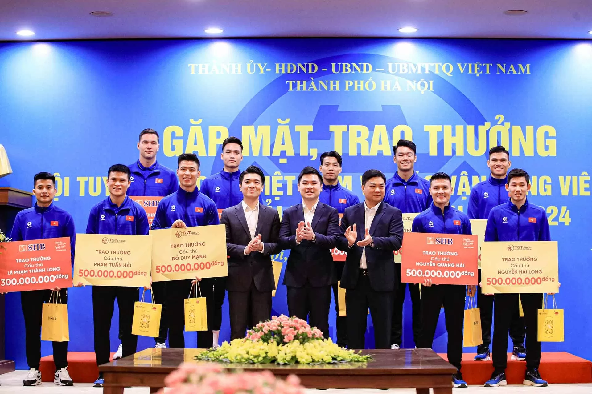 Bầu Hiển thưởng 4,4 tỷ đồng cho cầu thủ CLB Hà Nội và Công an Hà Nội sau chức vô địch ASEAN Cup 2024 Bầu Hiển thưởng 4,4 tỷ đồng cho cầu thủ CLB Hà Nội và Công an Hà Nội sau chức vô địch ASEAN Cup 2024