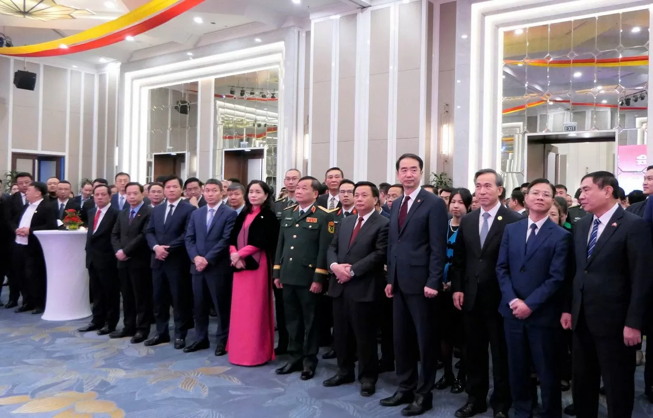 Đại sứ Trung Quốc tại Việt Nam Hà Vĩ và đồng chí Nguyễn Xuân Thắng. (Ảnh: Thành Long)