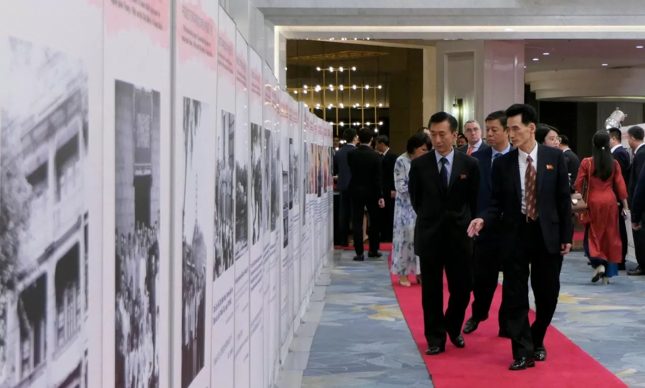 Các khách mời tham quan Triển lãm ảnh kỷ niệm 75 năm Ngày thiết lập quan hệ ngoại giao Việt Nam-Trung Quốc và Chủ tịch Hồ Chí Minh ở Trung Quốc. (Ảnh: Thành Long) Các khách mời tham quan Triển lãm ảnh kỷ niệm 75 năm Ngày thiết lập quan hệ ngoại giao Việt Nam-Trung Quốc và Chủ tịch Hồ Chí Minh ở Trung Quốc. (Ảnh: Thành Long)