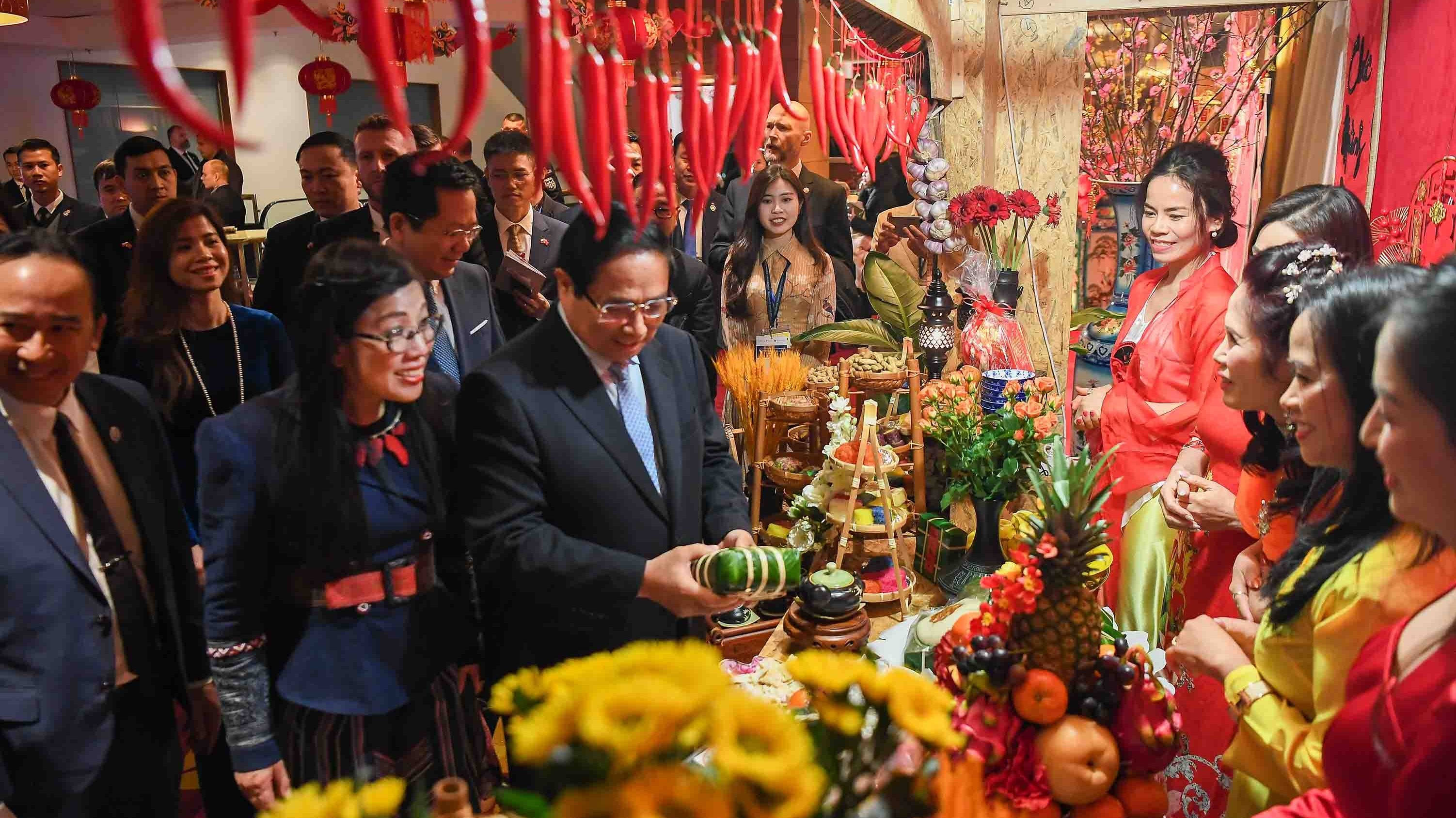 thu tuong pham minh chinh va phu nhan don tet som voi kieu bao viet nam tai ba lan