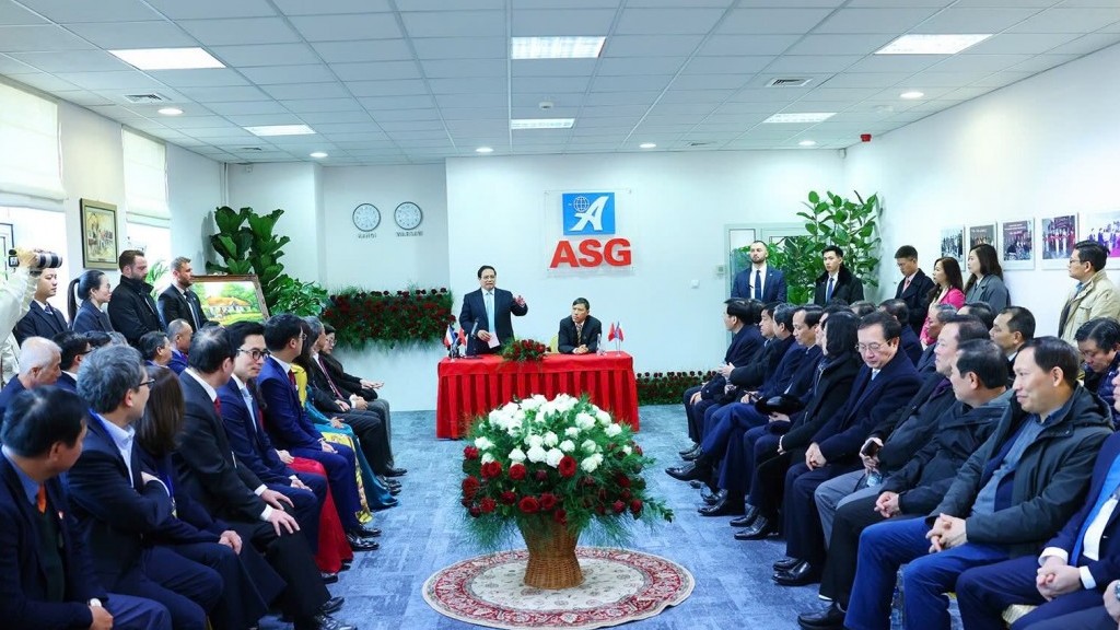 Thủ tướng Phạm Minh Chính thăm Trung tâm thương mại lớn của người Việt tại Ba Lan