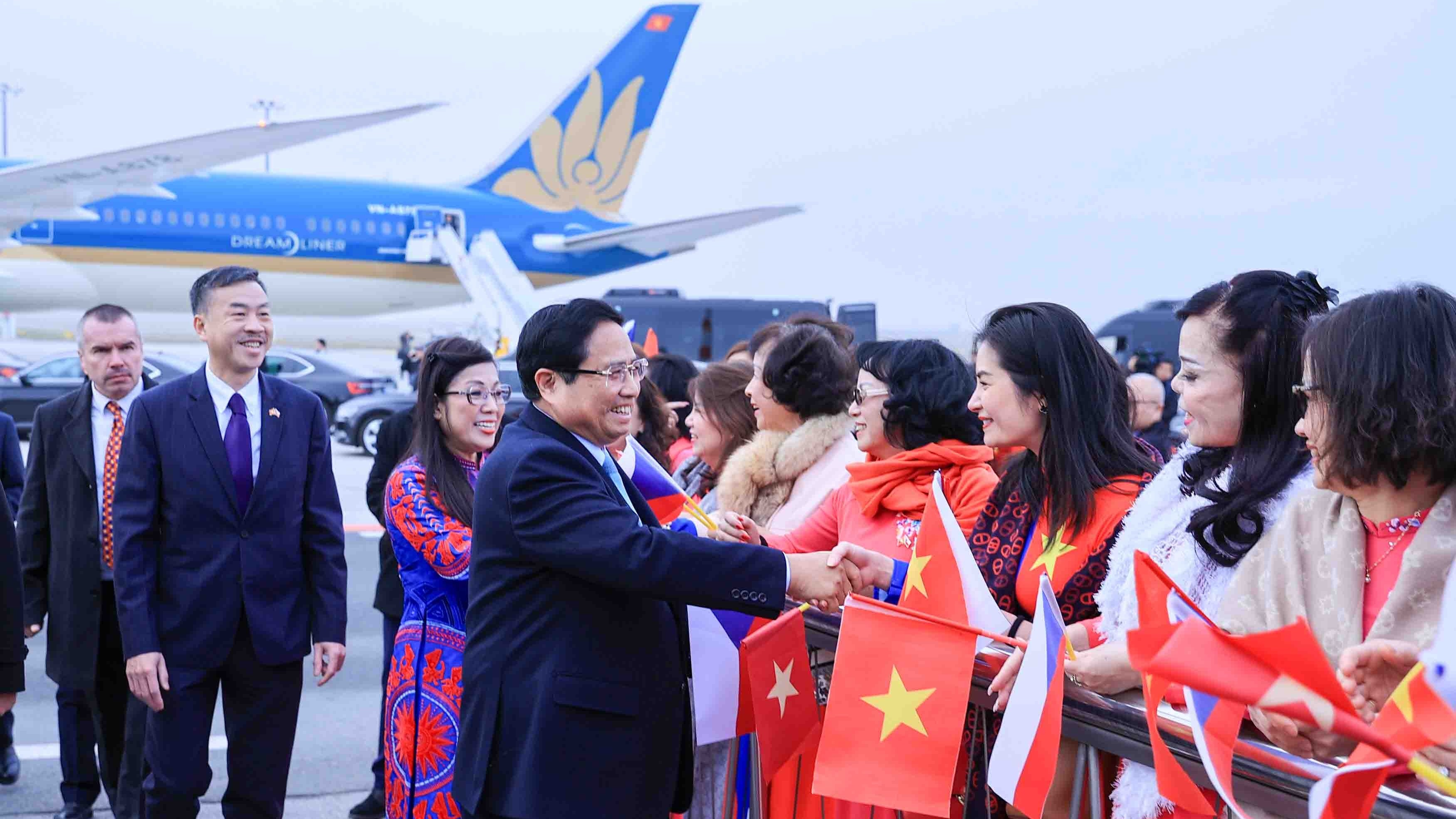 thu tuong pham minh chinh va phu nhan den praha bat dau chuyen tham chinh thuc cong hoa czech