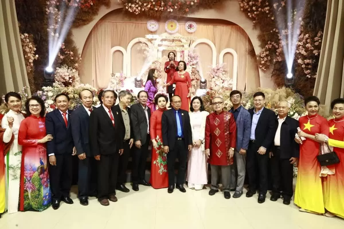 Đại diện Tổng Lãnh sự quán, Tổng hội và Ban Phụ nữ kiều bào toàn Thái chụp ảnh chung vui cùng kiều bào. (Nguồn: VOV)