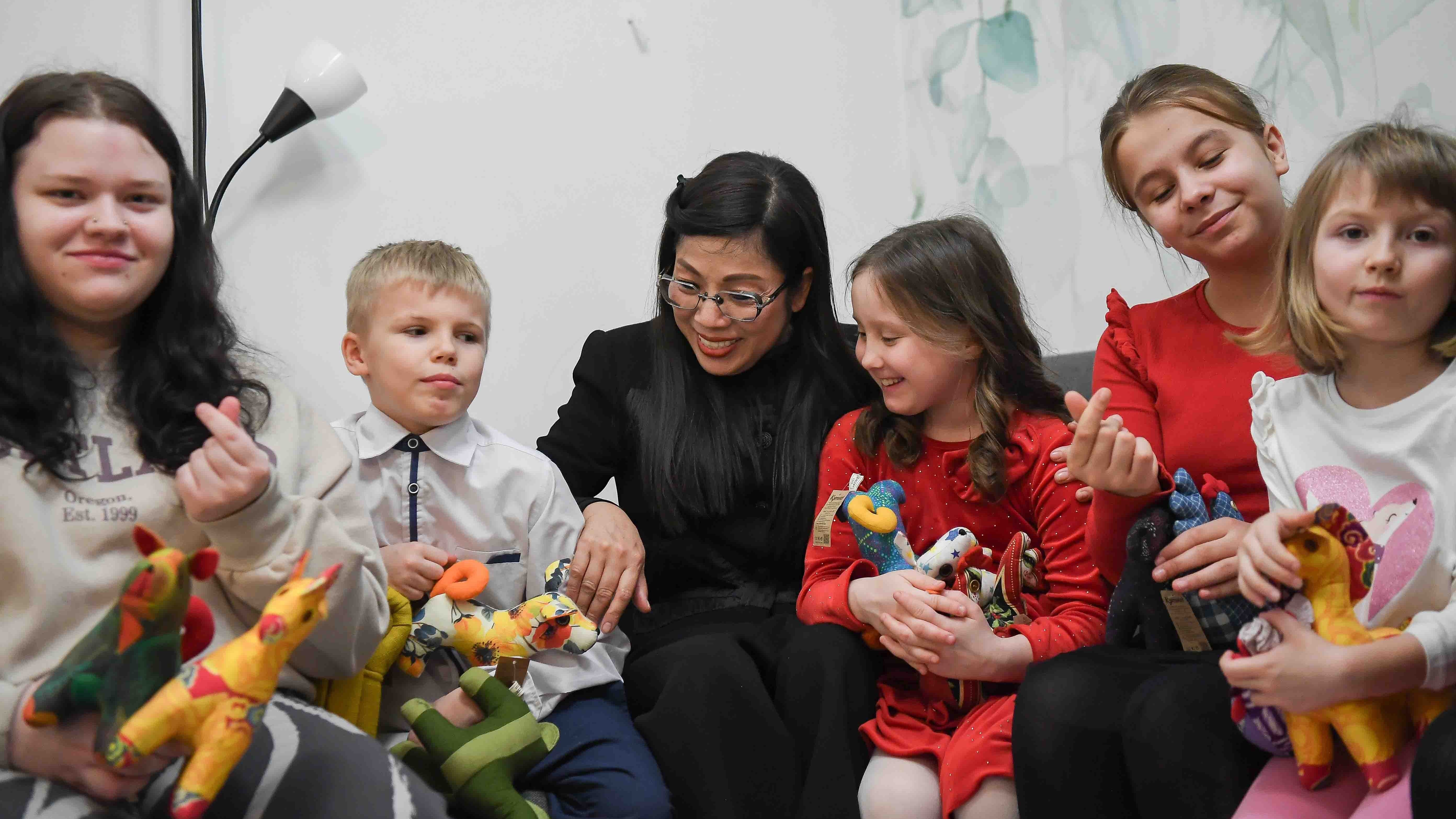 Món quà đặc biệt từ Việt Nam của Phu nhân Thủ tướng tặng các em nhỏ tại Ba Lan