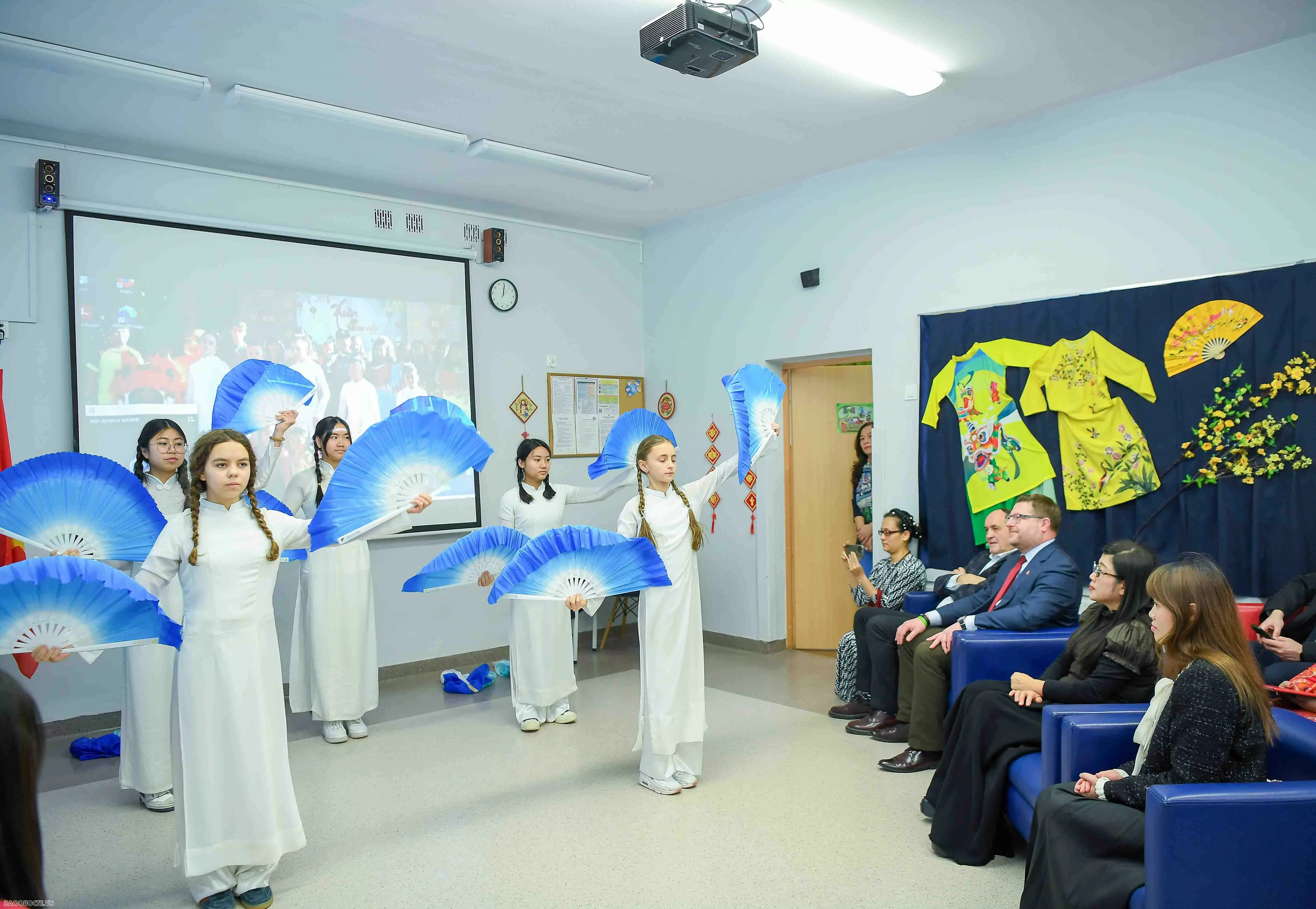 Món quà đặc biệt từ Việt Nam của Phu nhân Thủ tướng tặng các em nhỏ tại Ba Lan