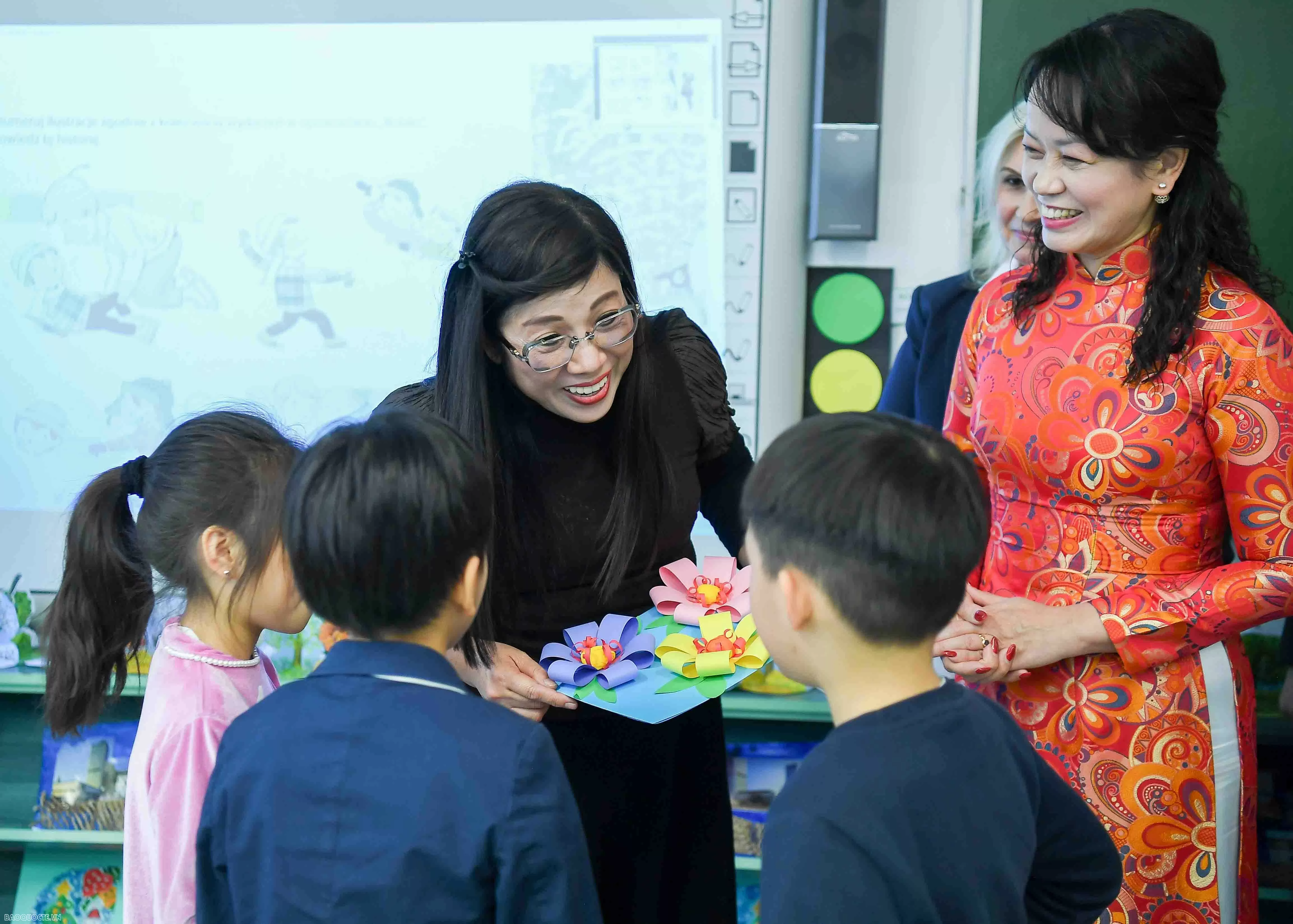 Món quà đặc biệt từ Việt Nam của Phu nhân Thủ tướng tặng các em nhỏ tại Ba Lan