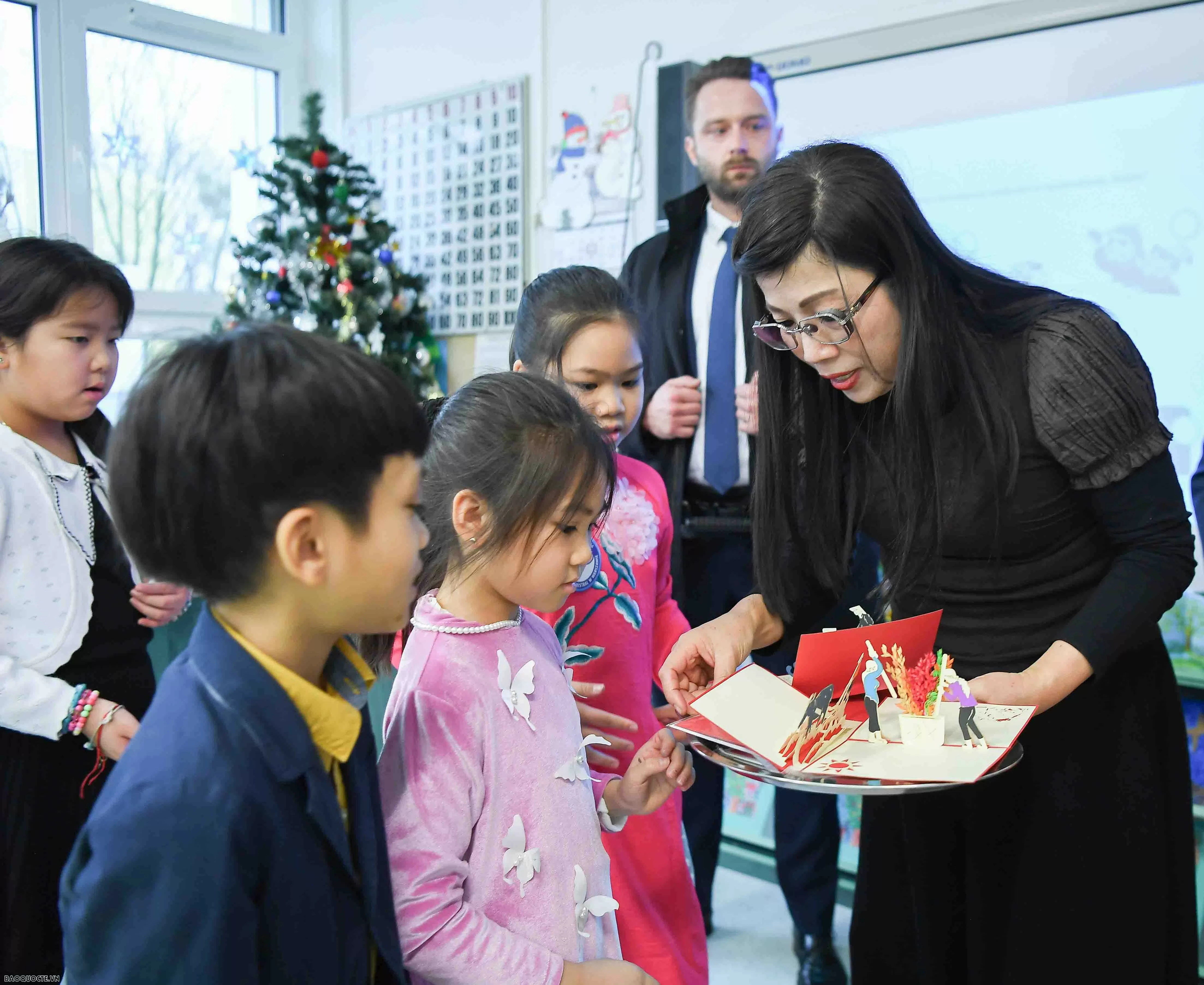 Món quà đặc biệt từ Việt Nam của Phu nhân Thủ tướng tặng các em nhỏ tại Ba Lan