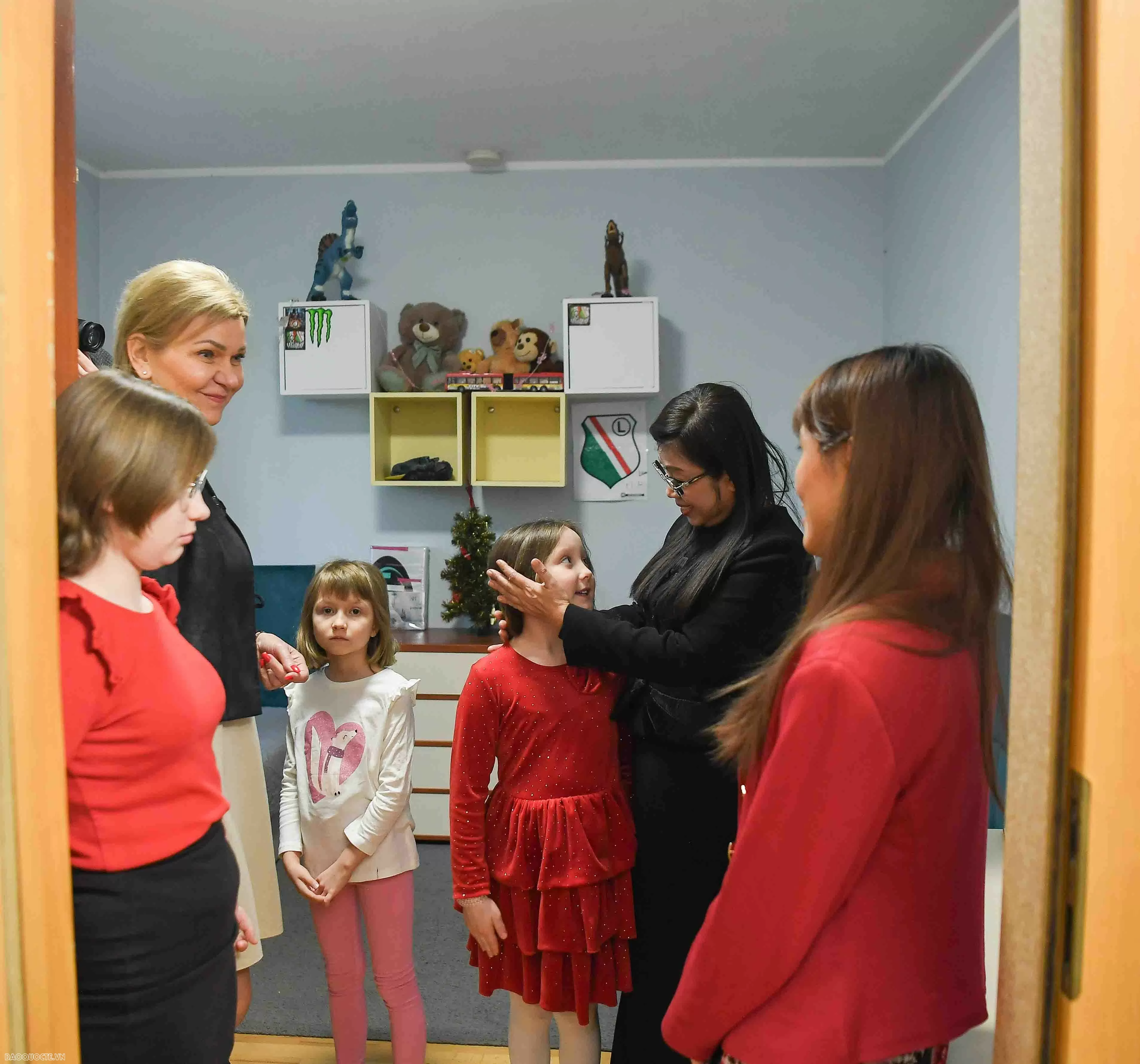 Món quà đặc biệt từ Việt Nam của Phu nhân Thủ tướng tặng các em nhỏ tại Ba Lan