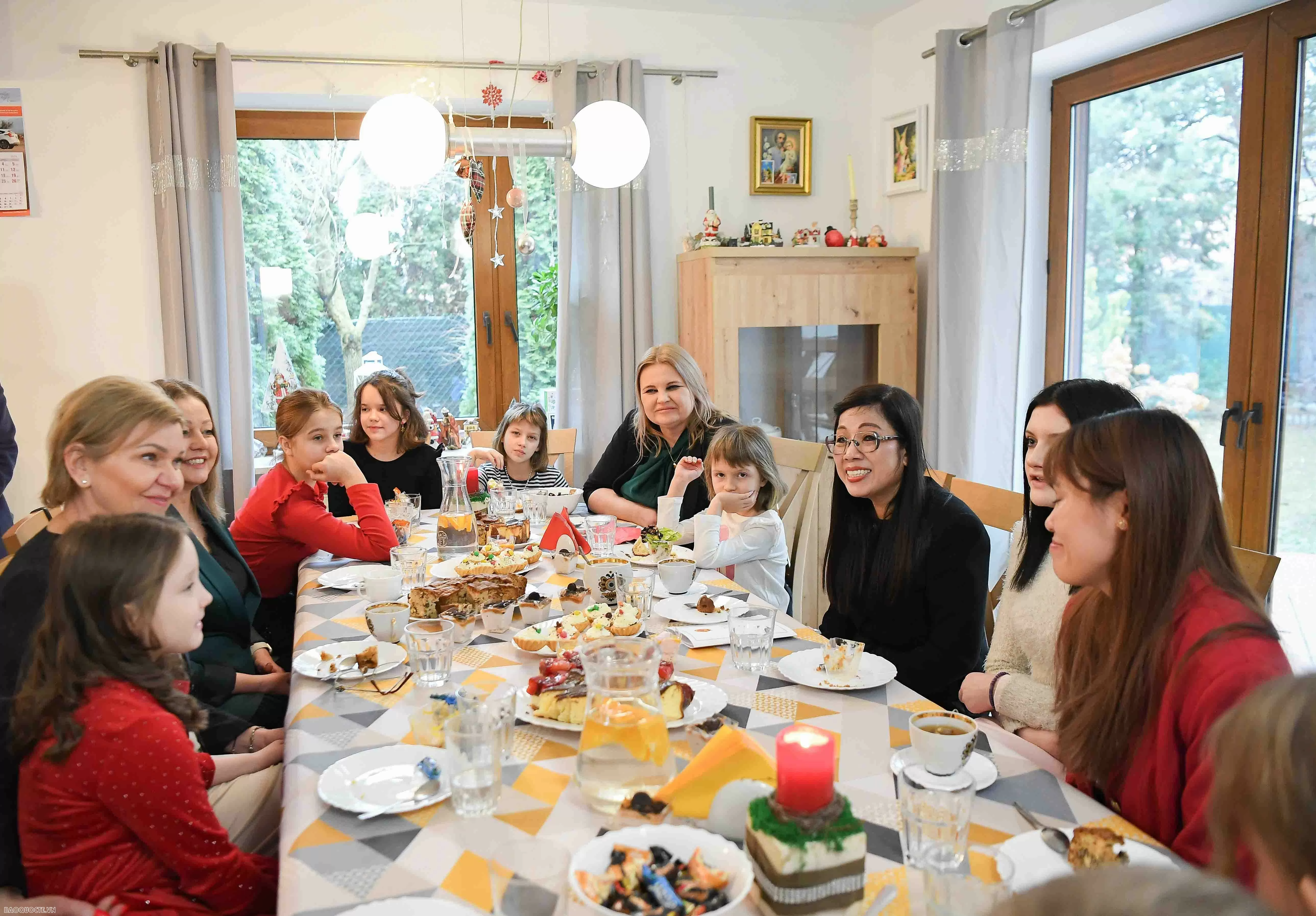 Món quà đặc biệt từ Việt Nam của Phu nhân Thủ tướng tặng các em nhỏ tại Ba Lan