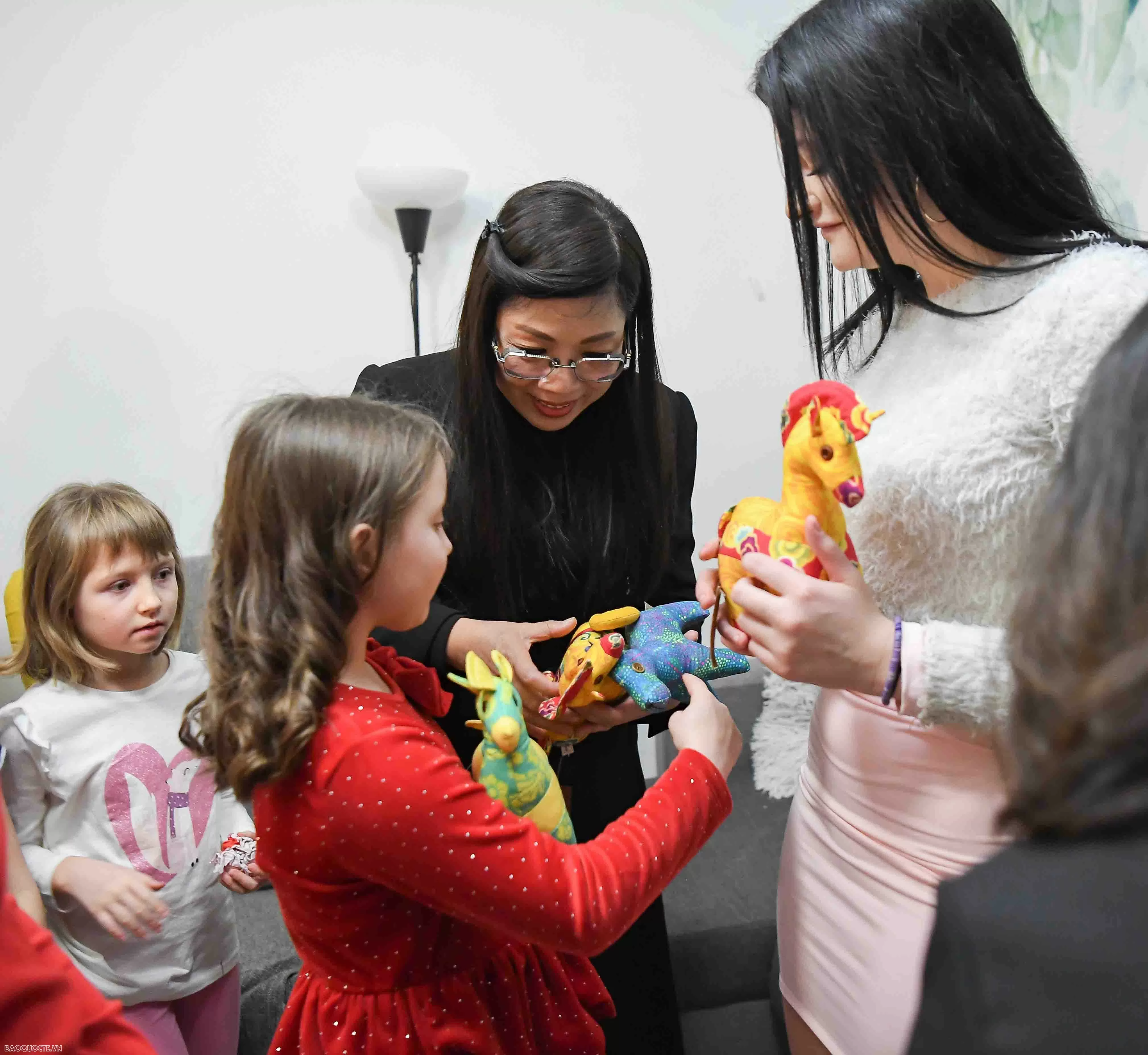 Món quà đặc biệt từ Việt Nam của Phu nhân Thủ tướng tặng các em nhỏ tại Ba Lan