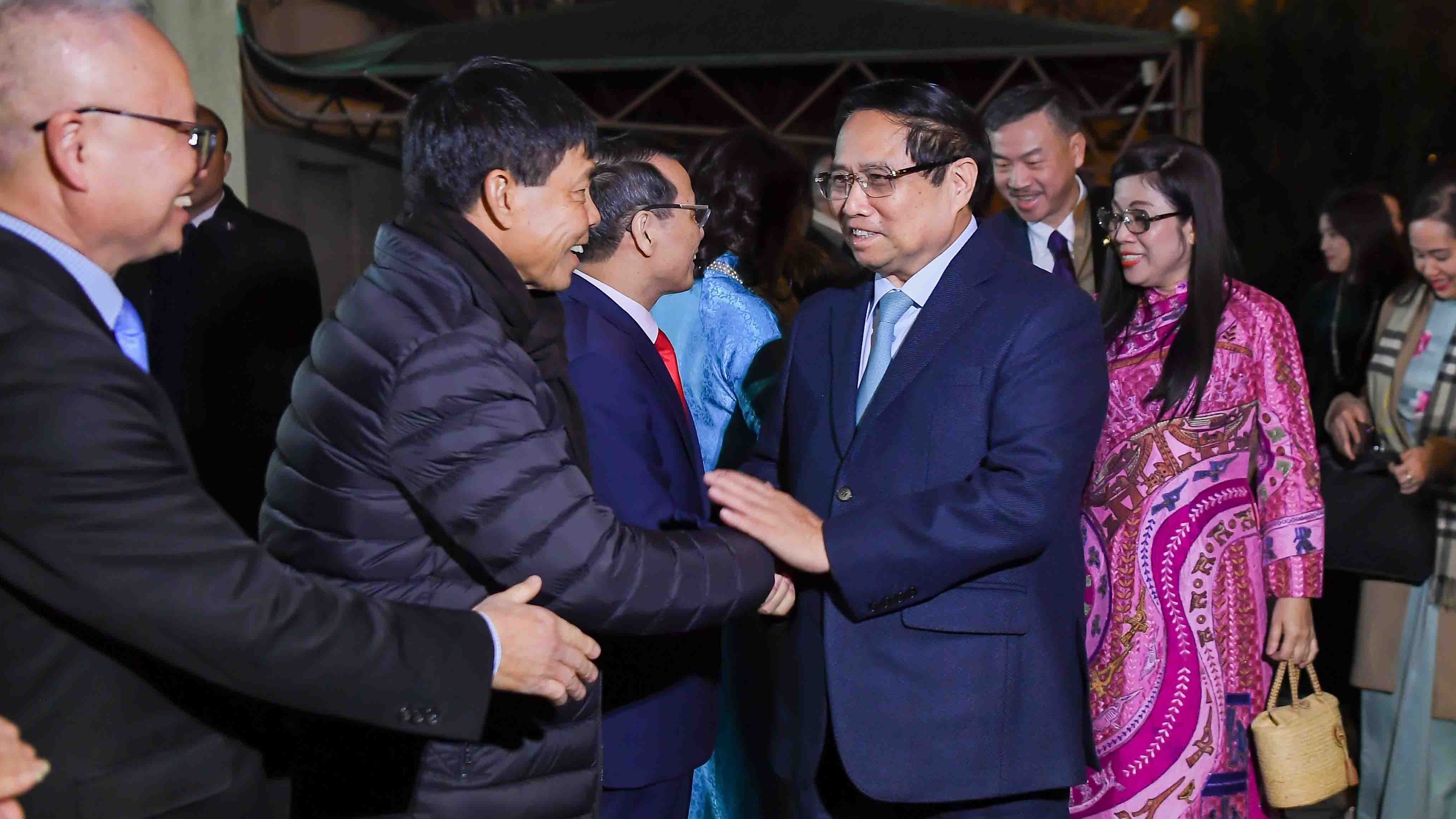 thu tuong pham minh chinh va phu nhan gap go ba con kieu bao viet nam tai czech