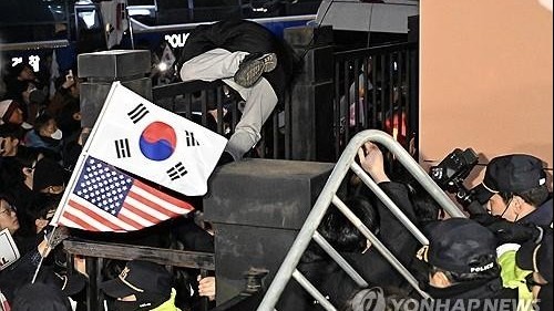 sau lenh bat chinh thuc tong thong han quoc nguoi bieu tinh tan cong toa an dang cam quyen goi noi that vong lon