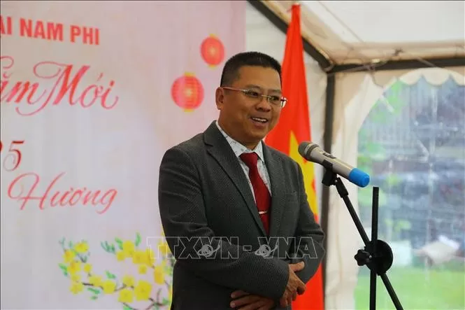 Đại diện Ban liên lạc cộng đồng người Việt Nam tại Nam Phi, ông Lê Hoài Nam, phát biểu tại buổi lễ. Ảnh: Hồng Minh - Pv TTXVN tại Nam Phi