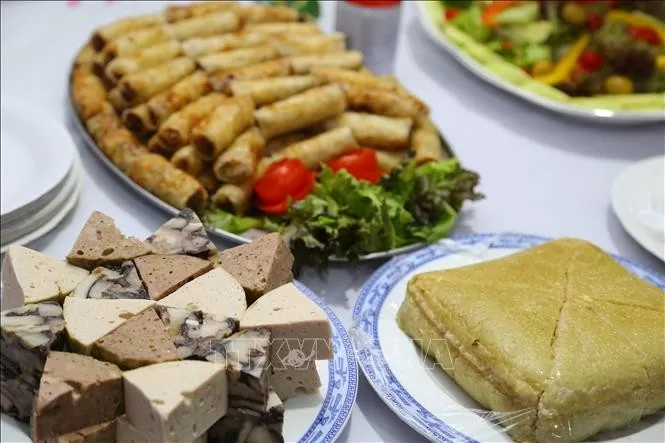Các món ăn truyền thống ngày Tết của Việt Nam do các cán bộ, nhân viên Đại sứ quán và các cơ quan đại diện Việt Nam tại Nam Phi chuẩn bị. Ảnh: Hồng Minh - Pv TTXVN tại Nam Phi