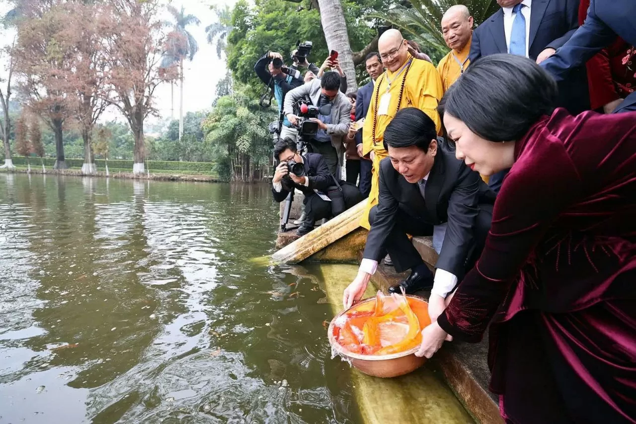 Xuân Quê hương 2025: Chủ tịch nước cùng Phu nhân dâng hương tại Điện Kính Thiên, thả cá chép tiễn ông Công, ông Táo