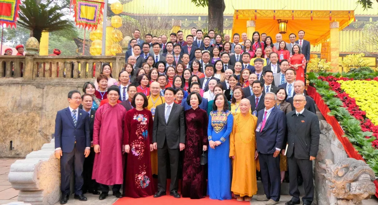 Xuân Quê hương 2025: Chủ tịch nước cùng Phu nhân dâng hương tại Điện Kính Thiên, thả cá chép tiễn ông Công, ông Táo