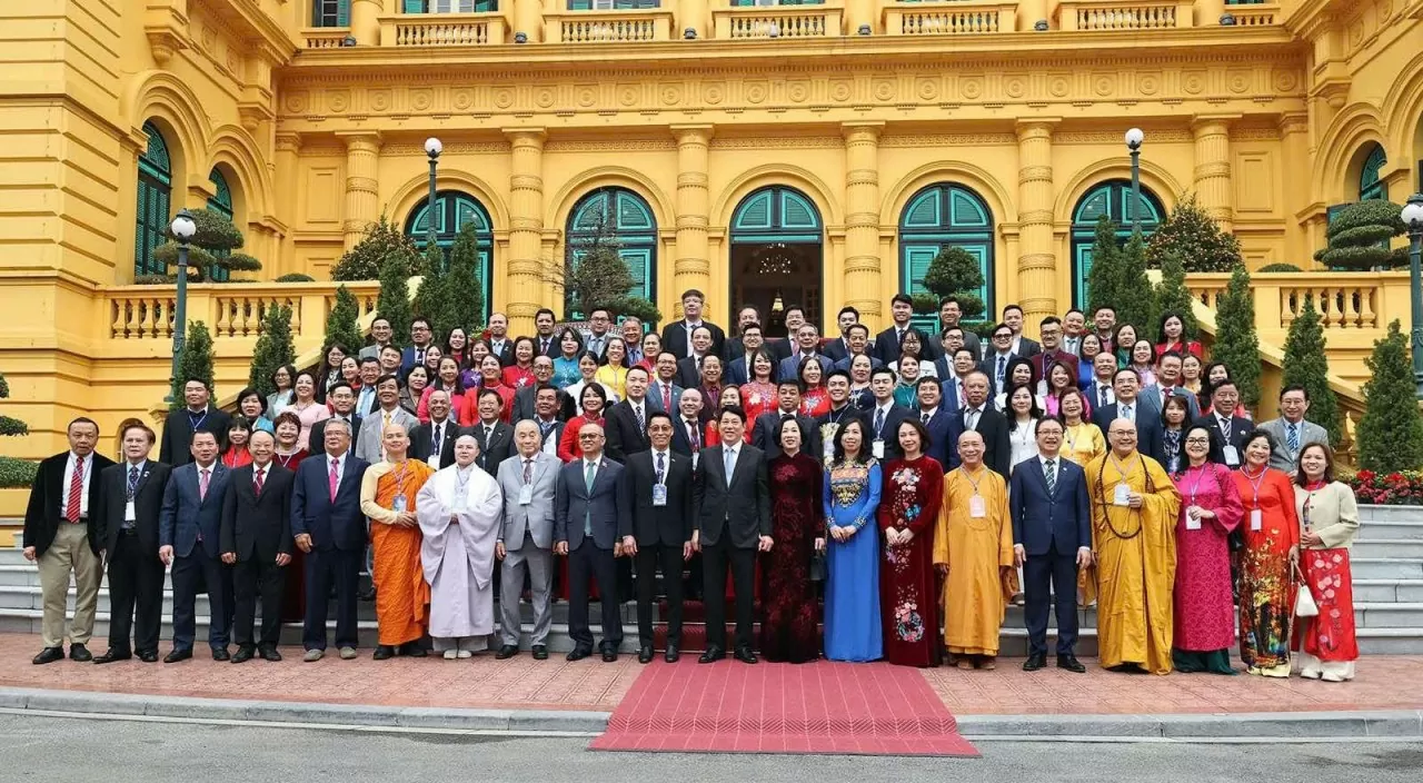Chủ tịch nước Lương Cường và phu nhân chụp ảnh lưu niệm với kiều bào tại Phủ Chủ tịch. (Ảnh: Thành Long) Xuân Quê hương 2025: Chủ tịch nước cùng Phu nhân dâng hương tại Điện Kính Thiên, thả cá chép tiễn ông Công, ông Táo