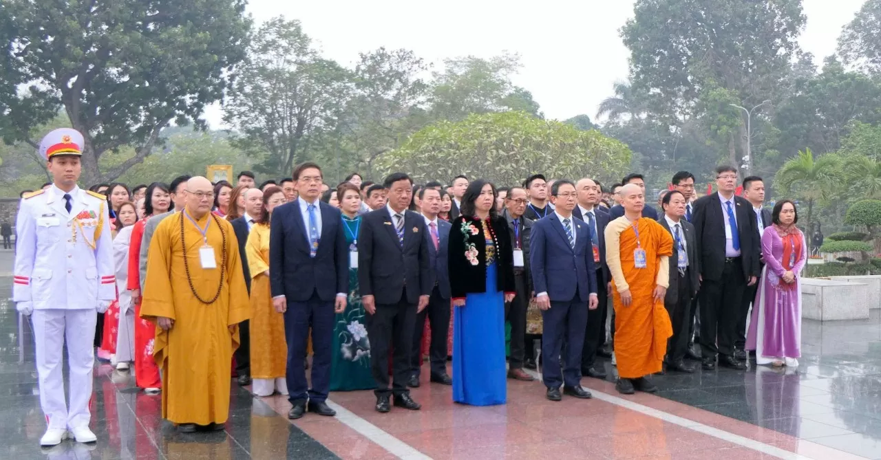 Xuân Quê hương 2025: Đoàn kiều bào vào Lăng viếng Chủ tịch Hồ Chí Minh, đặt vòng hoa tưởng niệm các Anh hùng liệt sĩ