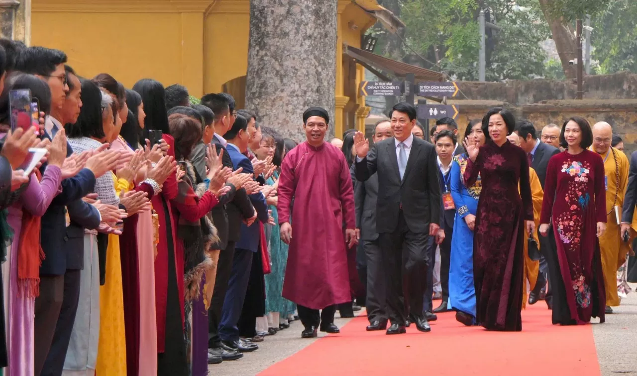 Xuân Quê hương 2025: Chủ tịch nước cùng Phu nhân dâng hương tại Điện Kính Thiên, thả cá chép tiễn ông Công, ông Táo