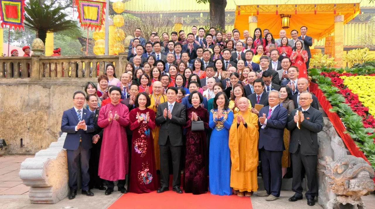 Chủ tịch nước Lương Cường và phu nhân chụp ảnh với kiều bào ở thềm Rồng. (Ảnh: Thành Long) Xuân Quê hương 2025: Chủ tịch nước cùng Phu nhân dâng hương tại Điện Kính Thiên, thả cá chép tiễn ông Công, ông Táo