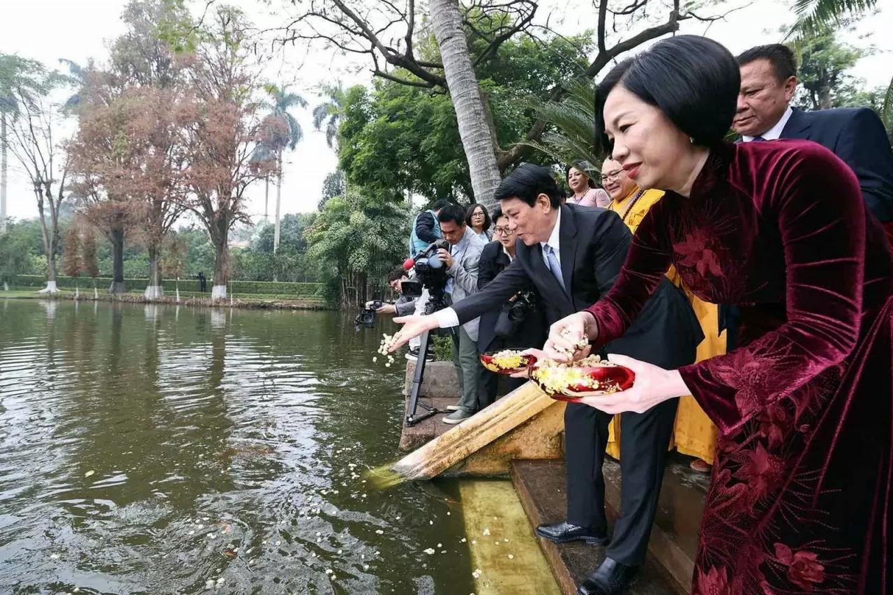 Xuân Quê hương 2025: Chủ tịch nước cùng Phu nhân dâng hương tại Điện Kính Thiên, thả cá chép tiễn ông Công, ông Táo