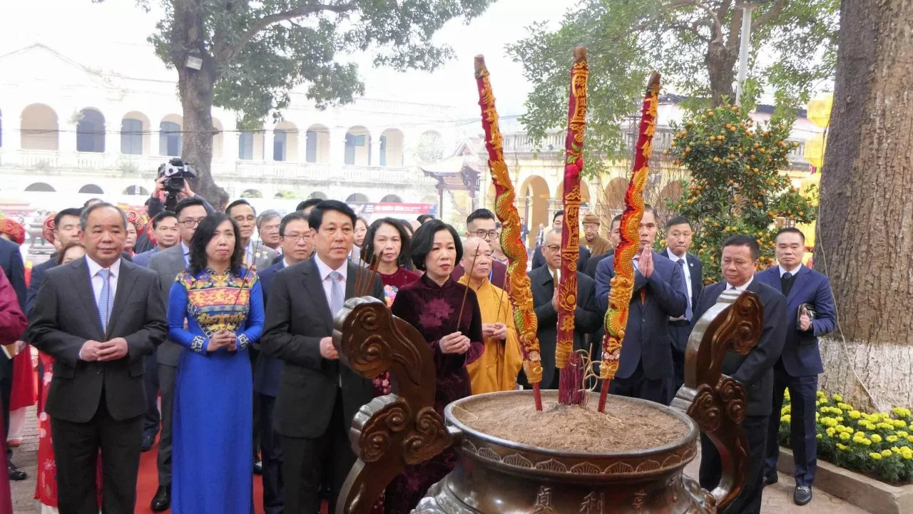 Xuân Quê hương 2025: Chủ tịch nước cùng Phu nhân dâng hương tại Điện Kính Thiên, thả cá chép tiễn ông Công, ông Táo